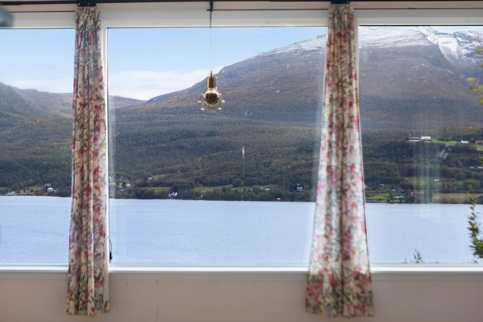 Fjord og fjell rett utenfor stuevinduet! Galleribilde