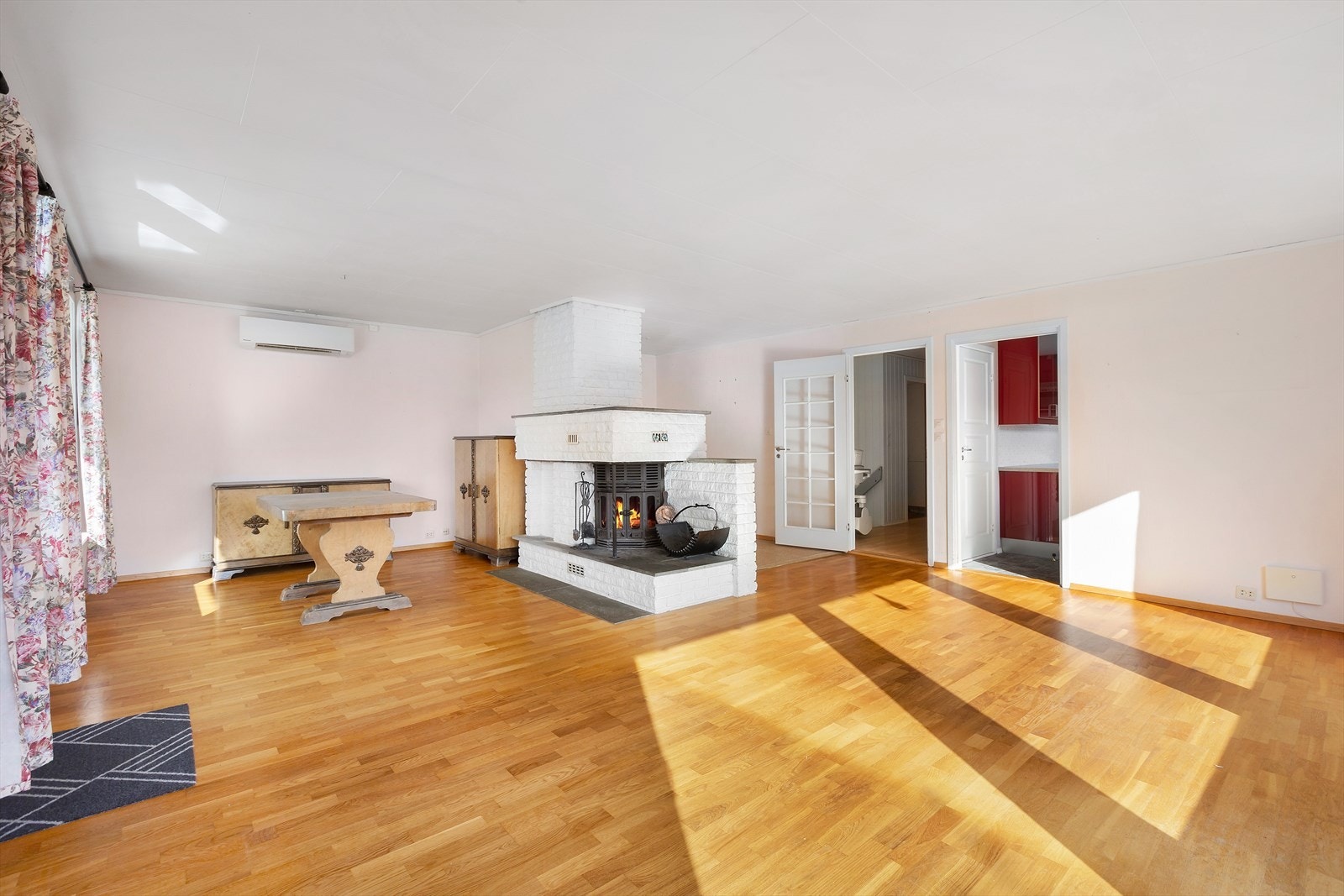 Stue sett mot kjøkken og trappegang. Galleribilde