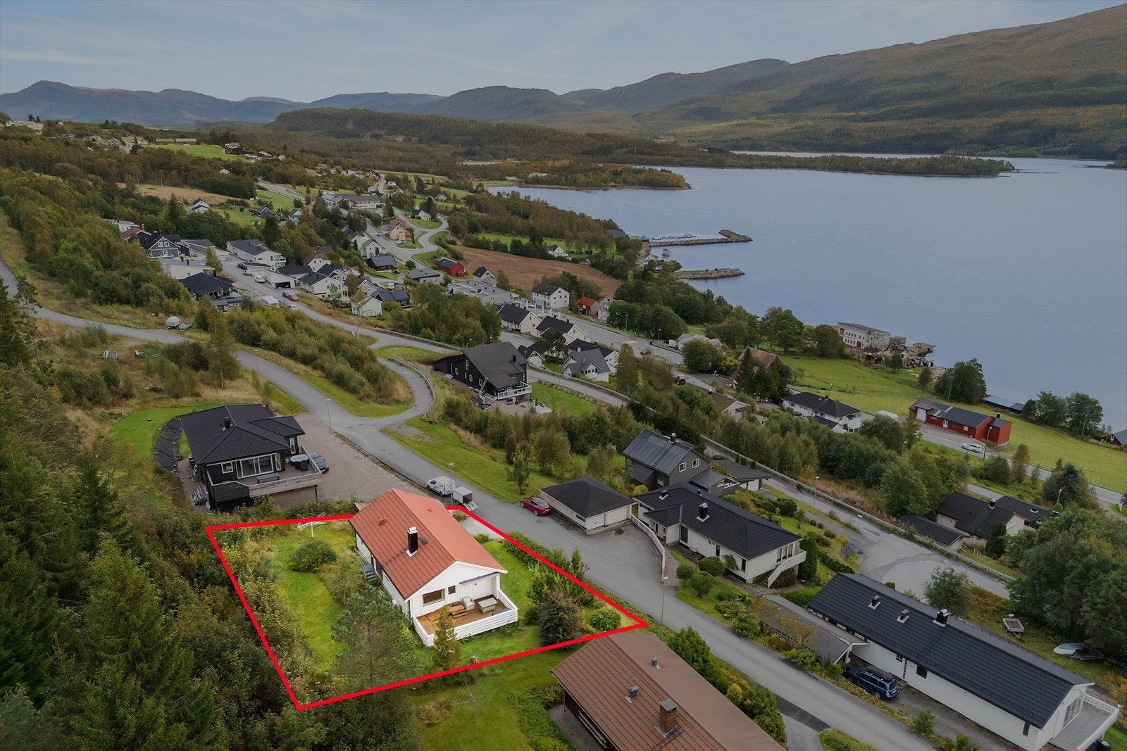 Dronefoto over eiendommen og området. Galleribilde