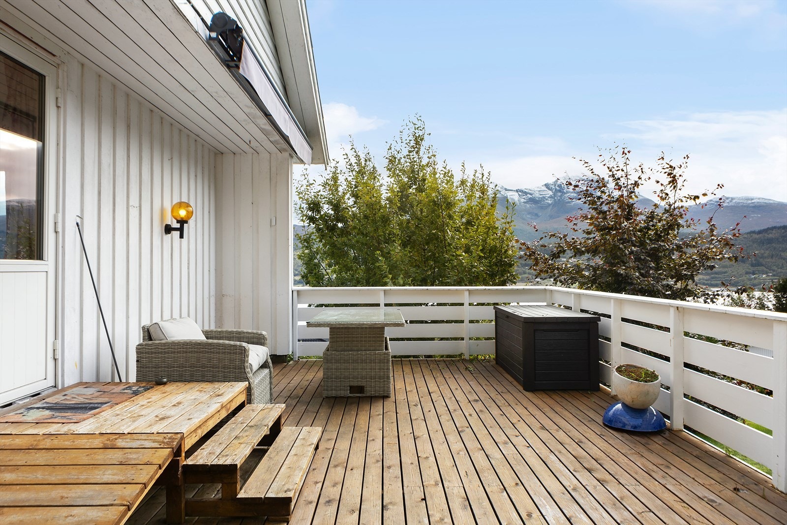 Veranda mot vest, hvor man kan nyte ettermiddagssolen og varme sommerkvelder. Galleribilde