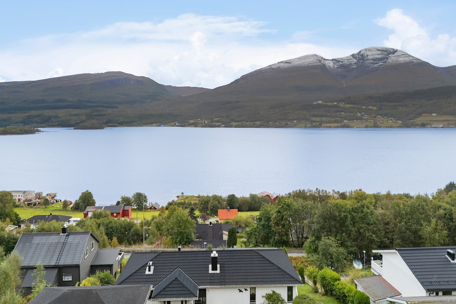 Dronefoto med utsiktmot Snøfjellet, Blåhammaren, Skålaksla og Skåla Galleribilde