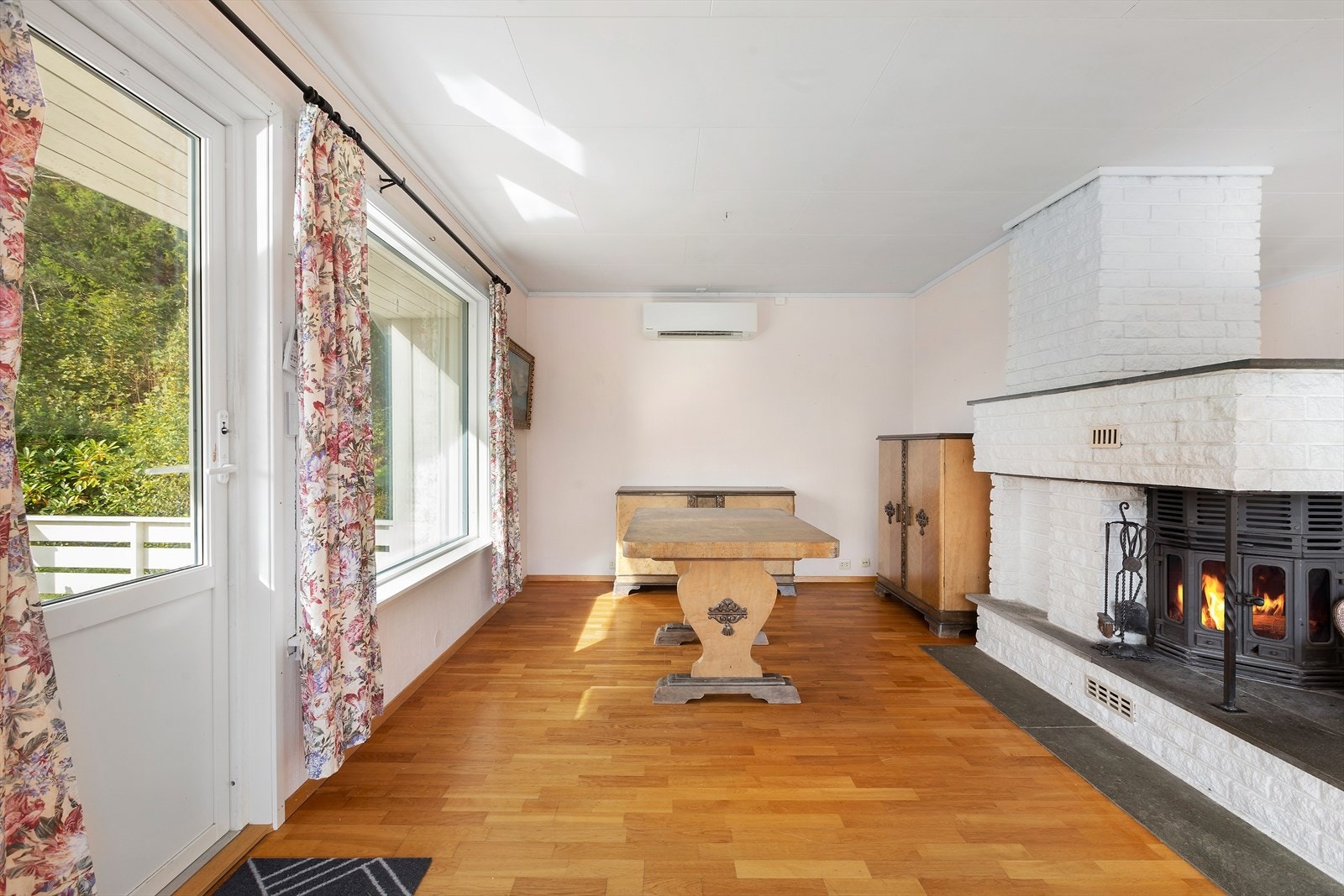 Her har man også en stor peisovn og utgang til vestvendt veranda. Galleribilde