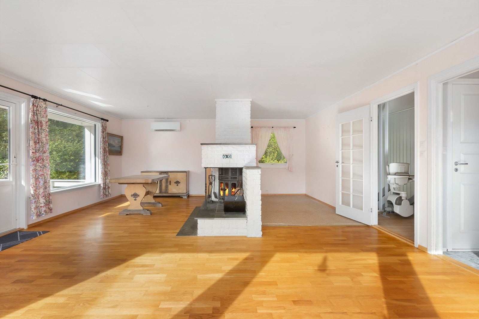 Et tidligere soverom i hovedetasjen er i dag integrert i stuen. Galleribilde