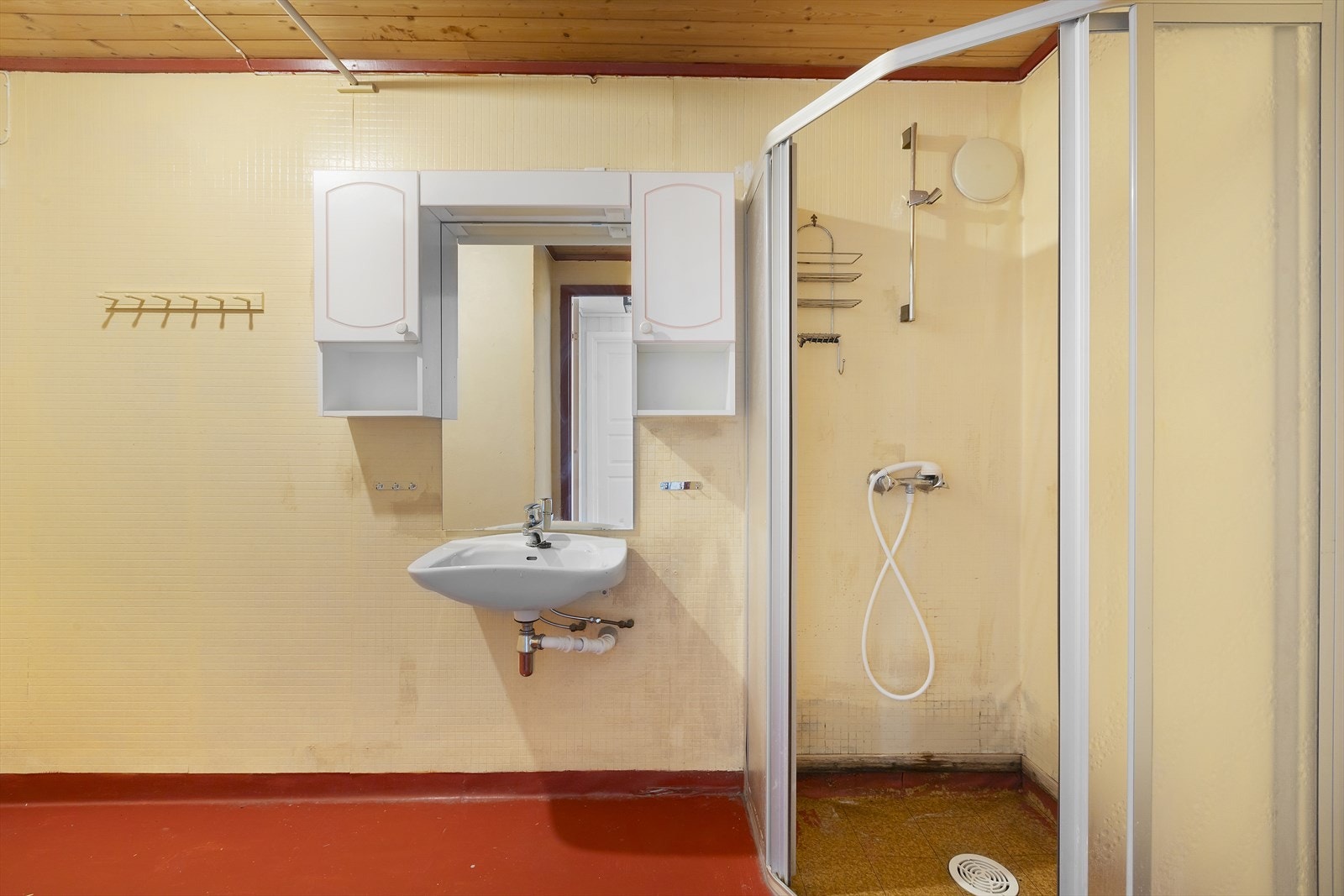 Bad i sokkeletasjen er utstyrt med dusjhjørne, servant og overskap. Galleribilde