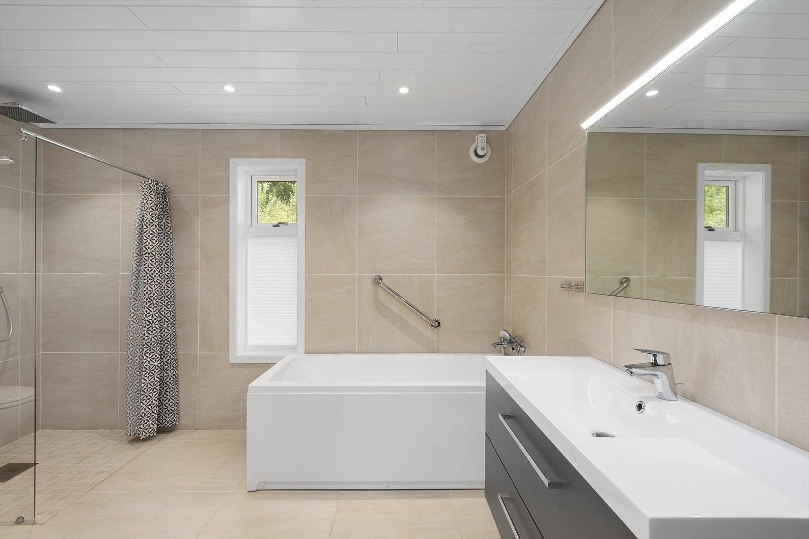 Bad i hovedetasjen er pusset opp i moderne og tidløs design og innredet med badekar, dusjhjørne og heldekkende servant m/ underskap. Galleribilde