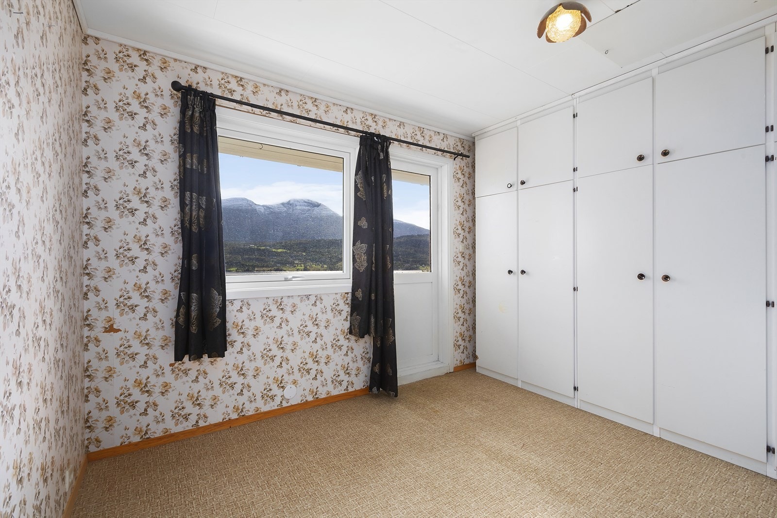 Hovedsoverommet er i hovedetasjen og har både integrerte skap og utgang til sørvendt veranda. Galleribilde