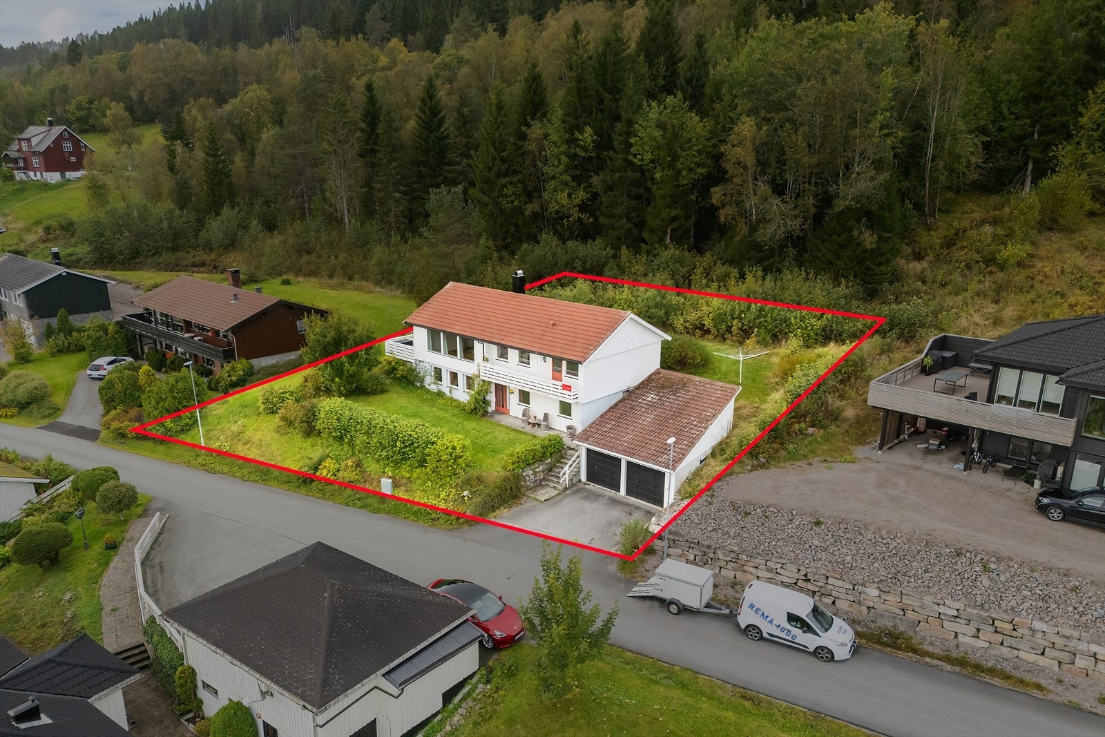 Dronefoto over eiendommen, fasade sør. Galleribilde