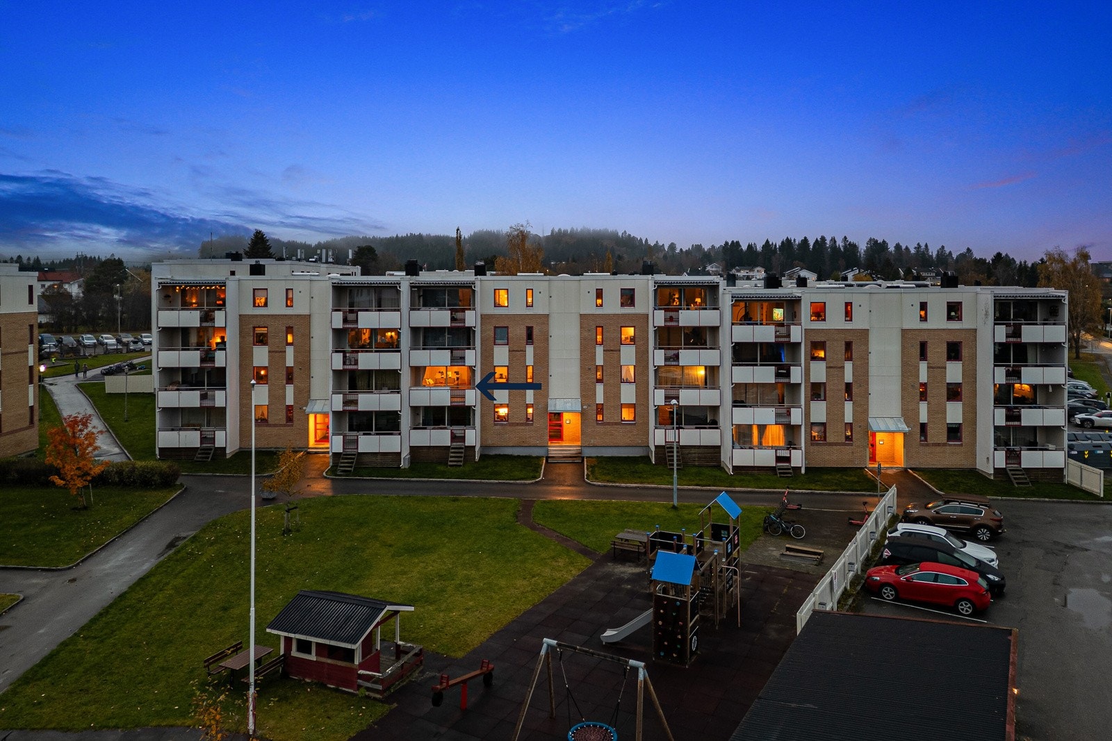 Leiligheten har en svært praktisk beliggenhet i 2.etg og vender mot fellesareal med internvei, lekeplass og grøntområder. Galleribilde