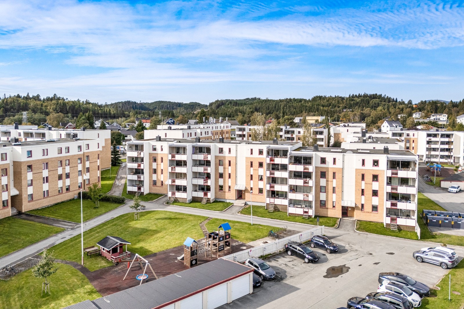 Søbstadmyra er et populært og veldrevet borettslag med gode parkeringsmuligheter. Det er også mulig å leie garasjeplass eller fast p-plass, samt løsning for elbillader. Galleribilde