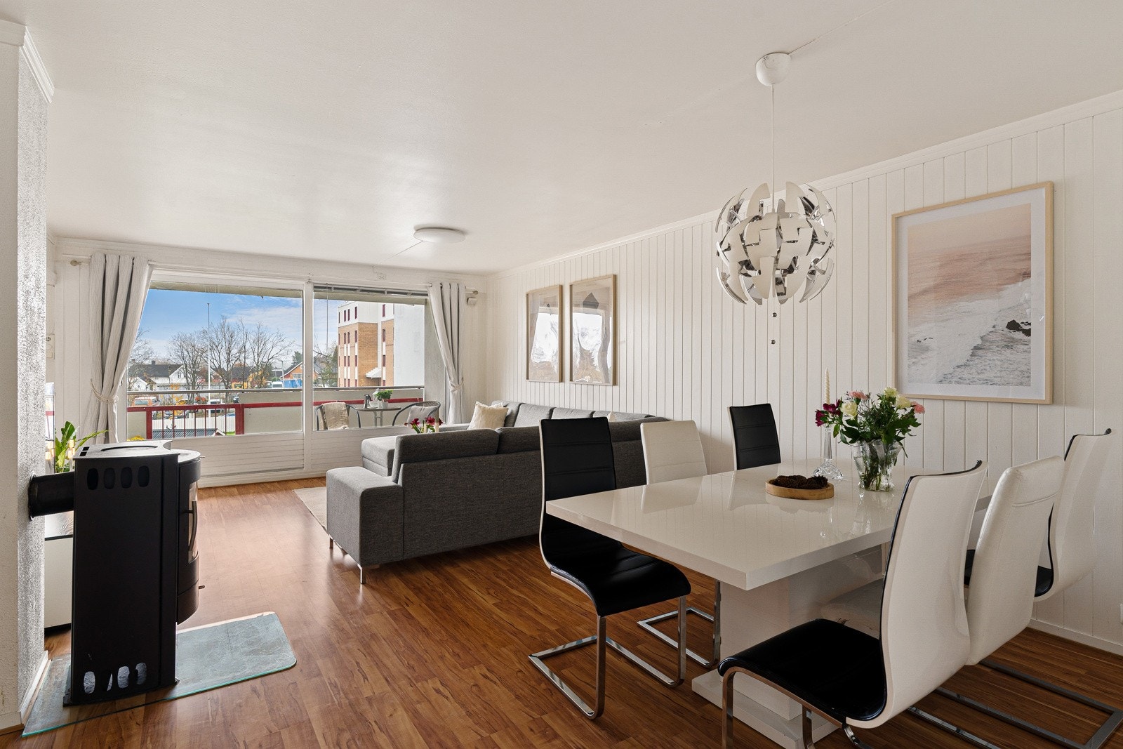 Lys og luftig stue med gode møbleringsmuligheter. Galleribilde