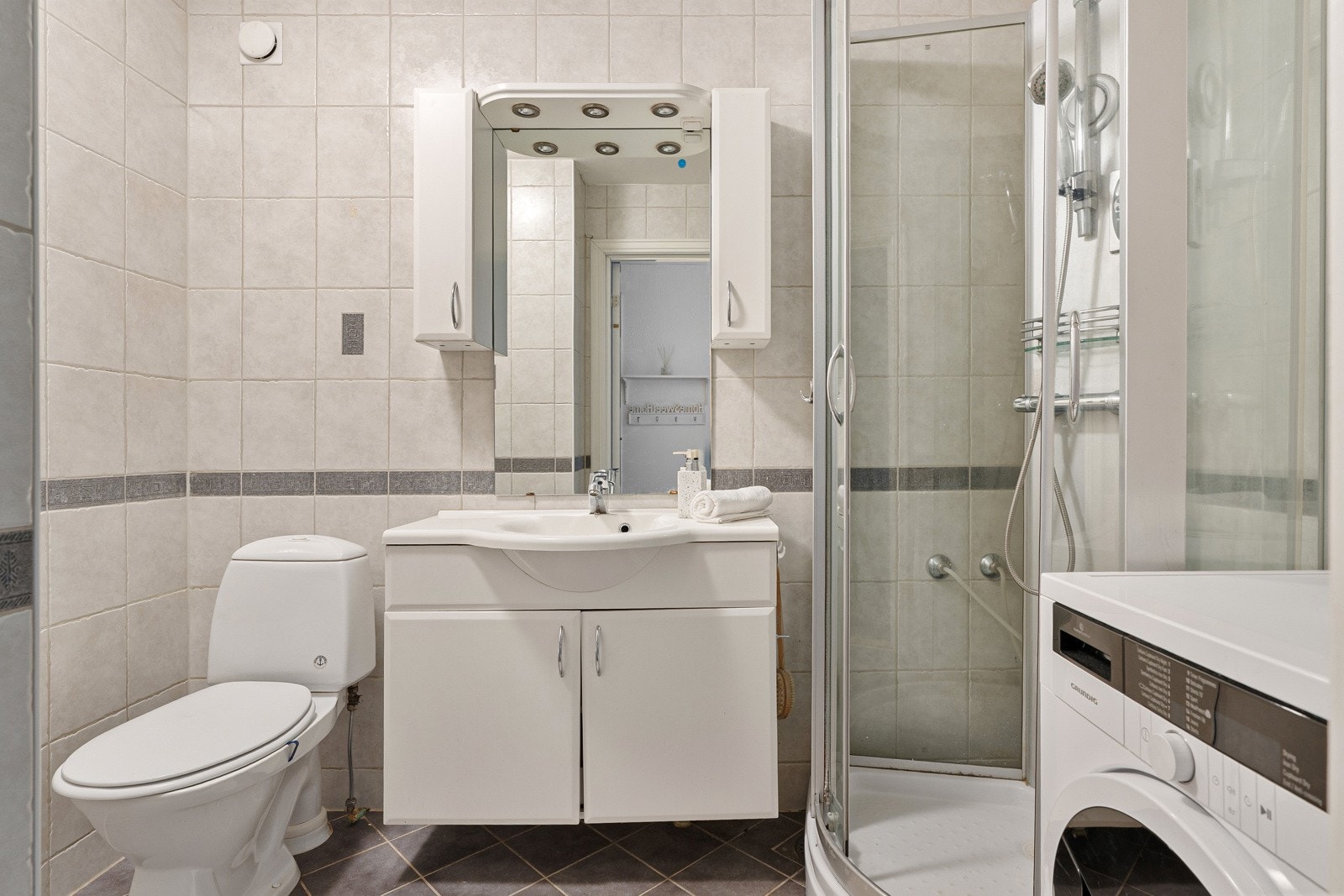 Det tidløse badet har behagelig gulvvarme og er godt utstyrt. Praktisk dusjkabinett som beskytter gulvet mot fuktskader. Galleribilde