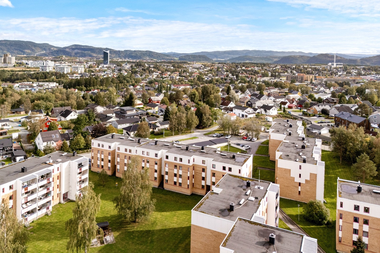 Det er godt utvalg av skoler og barnehager i området, kort vei til dagligvarehandel og bussholdeplass like utenfor døren. Galleribilde