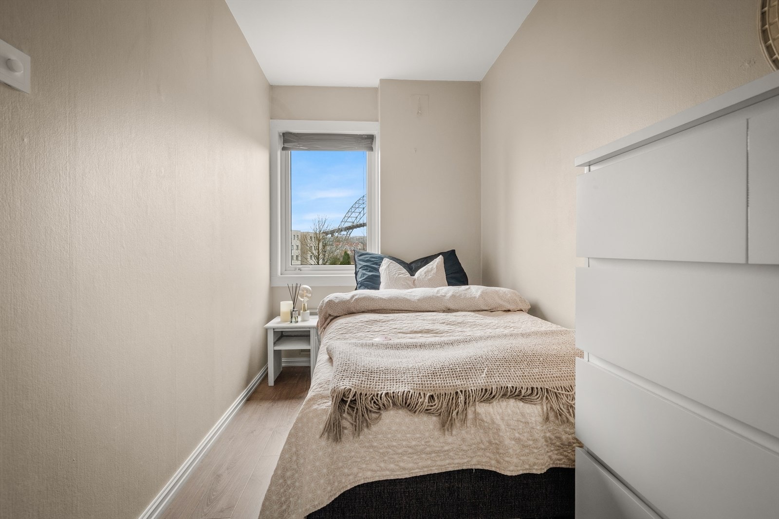 Soverom malt i lune og behagelige farger. Galleribilde