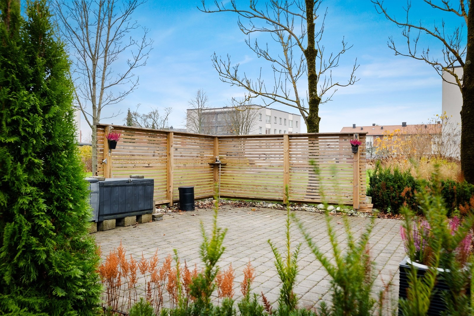 Borettslagets beliggenhet er svært sentral og her bor du med umiddelbar nærhet til alt man måtte trenge i hverdagen. Galleribilde