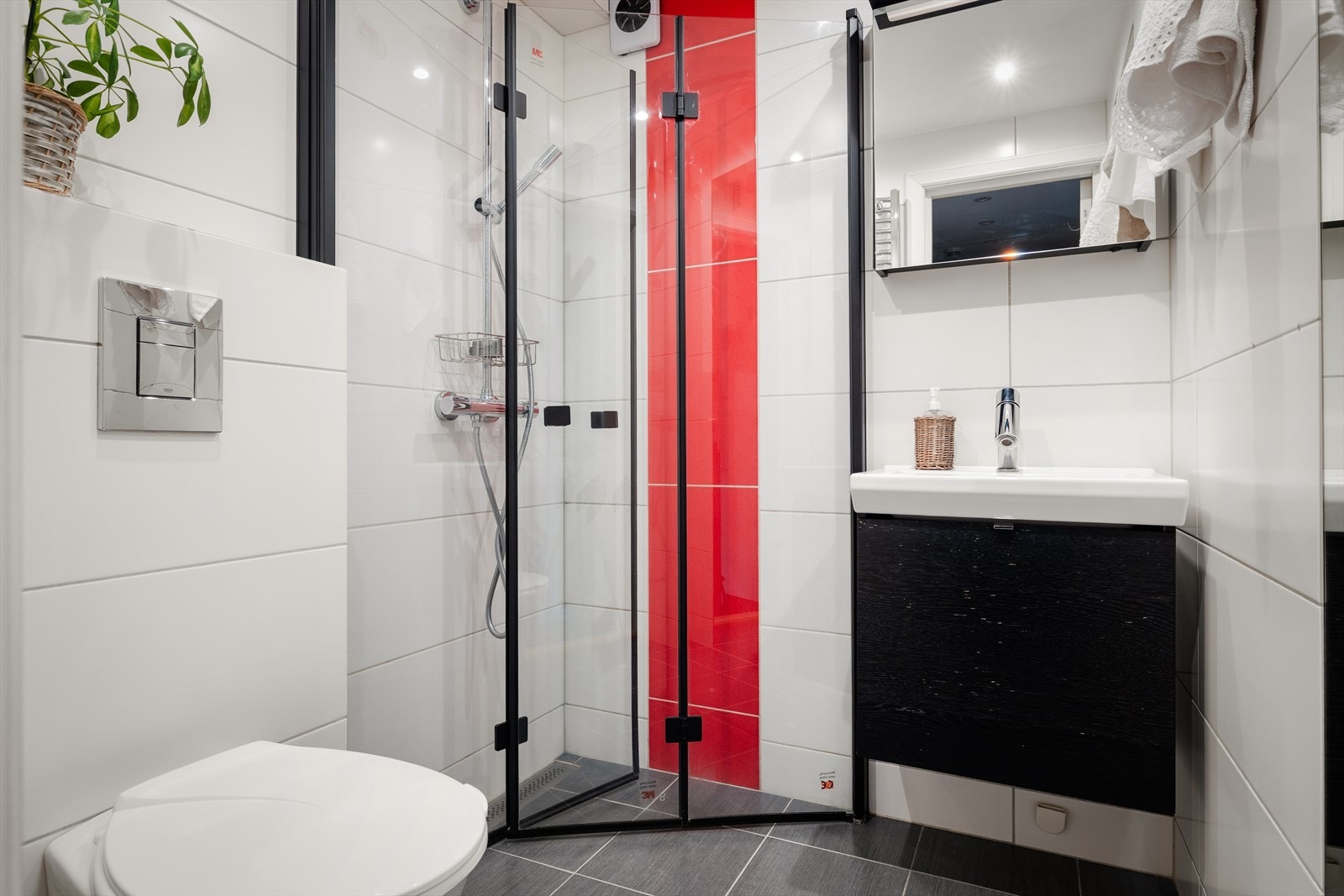 Badet ble pusset opp i 2010. Det er fliser på gulv og vegger, malt gips i tak og varme i gulvet. Badet er utstyrt med servantinnredning, dusjhjørne med glassdører, vegghengt toalett og håndkletørker. Galleribilde