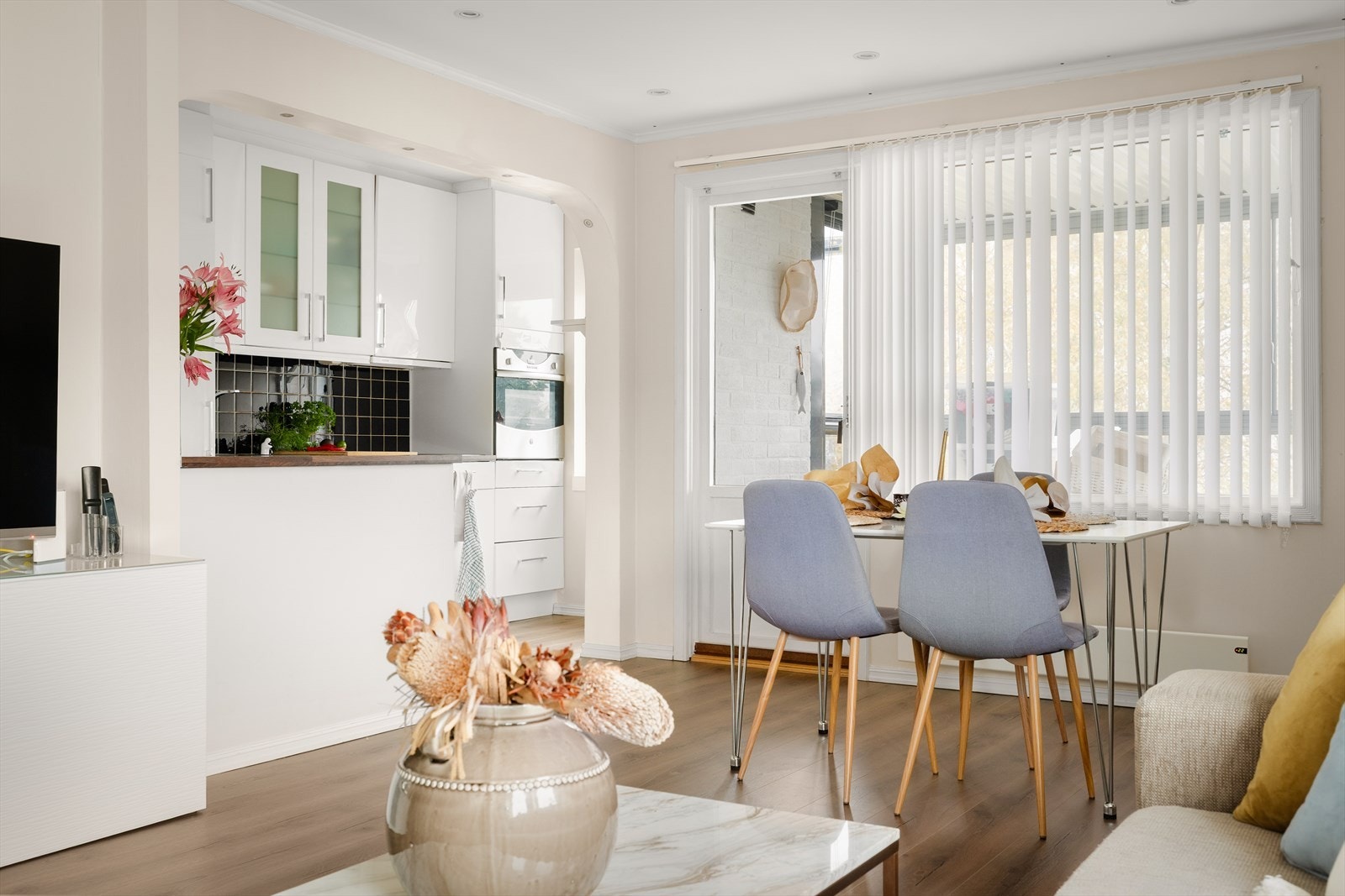 Stue og kjøkken ligger i en delvis åpen løsning. Galleribilde