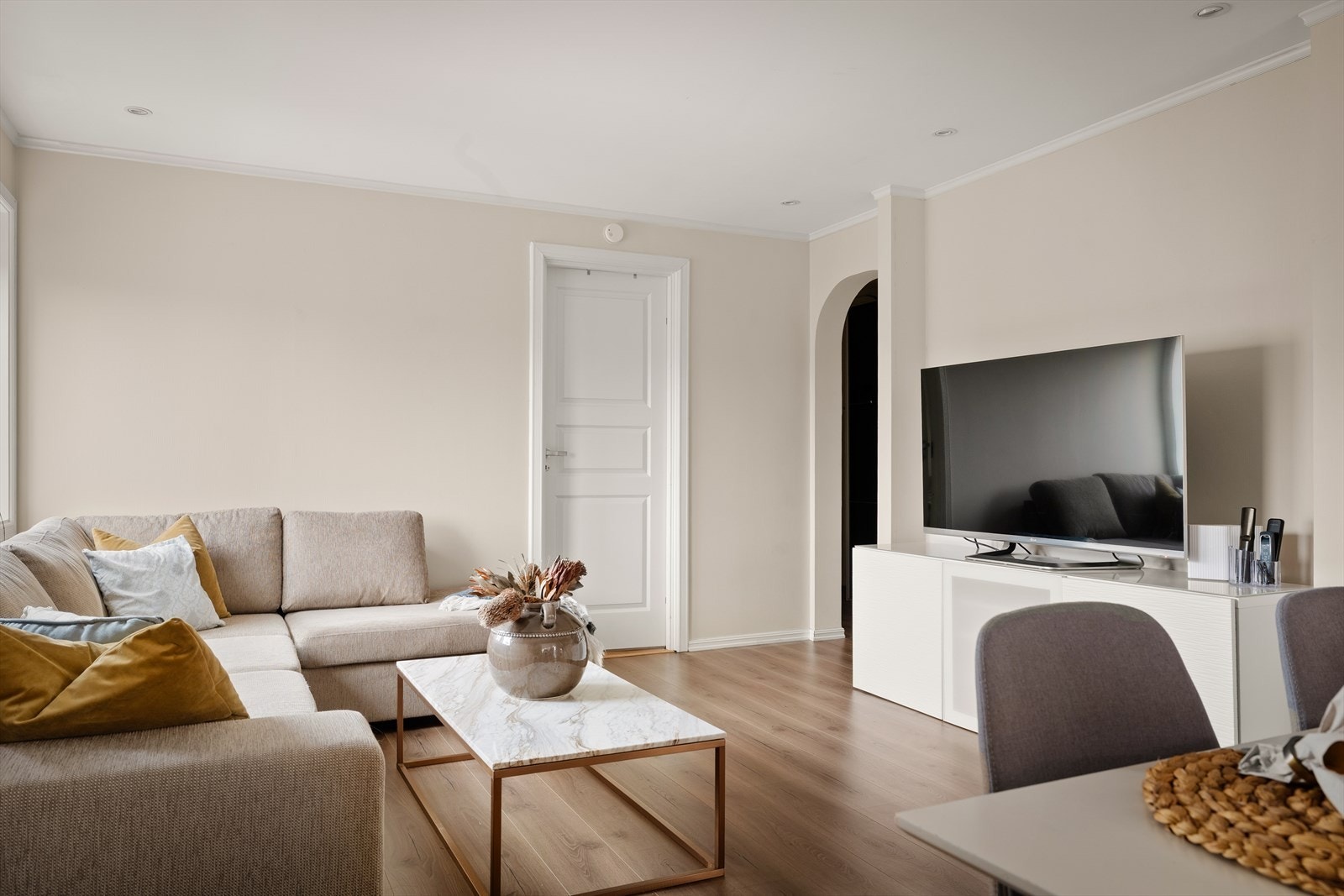 Leiligheten fremstår med god planløsning og tidsriktige fargevalg. Galleribilde