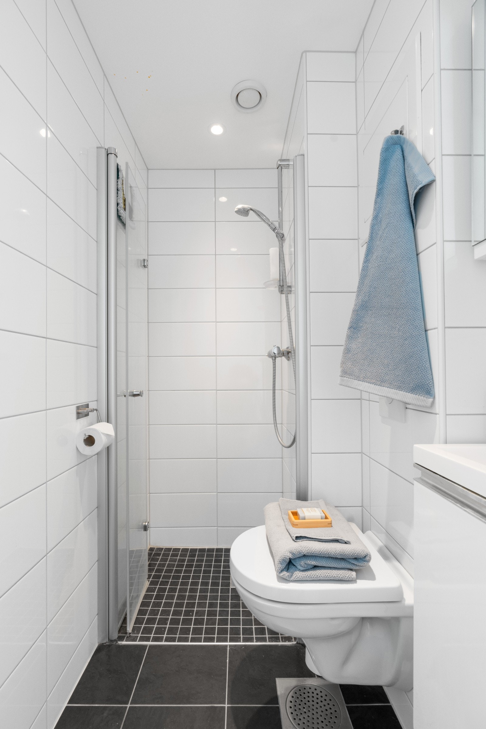 Badet er helfliset med varmekabler på gulv. Galleribilde