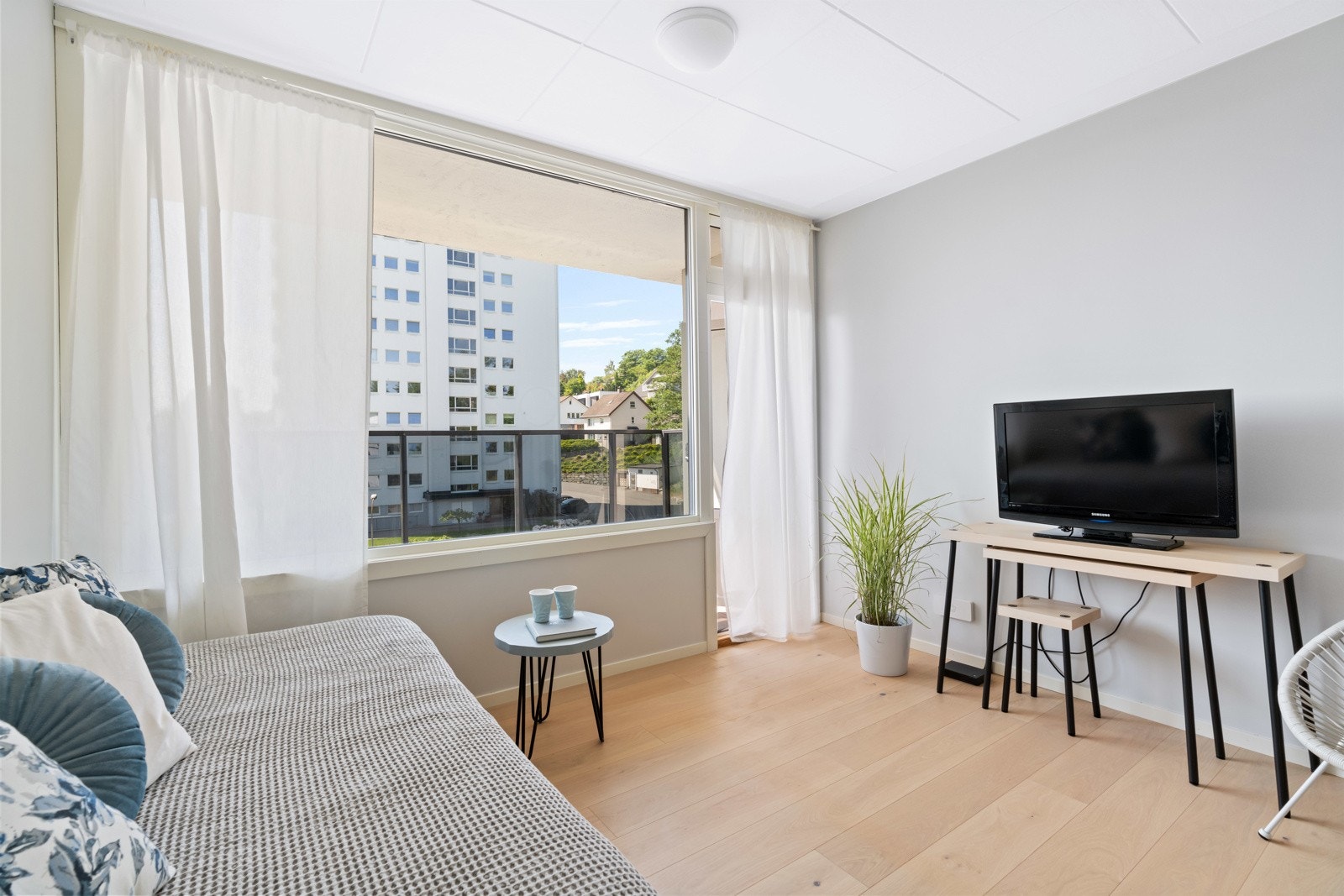 Praktisk og lyst allrom med fleksible møbleringsmuligheter. Galleribilde