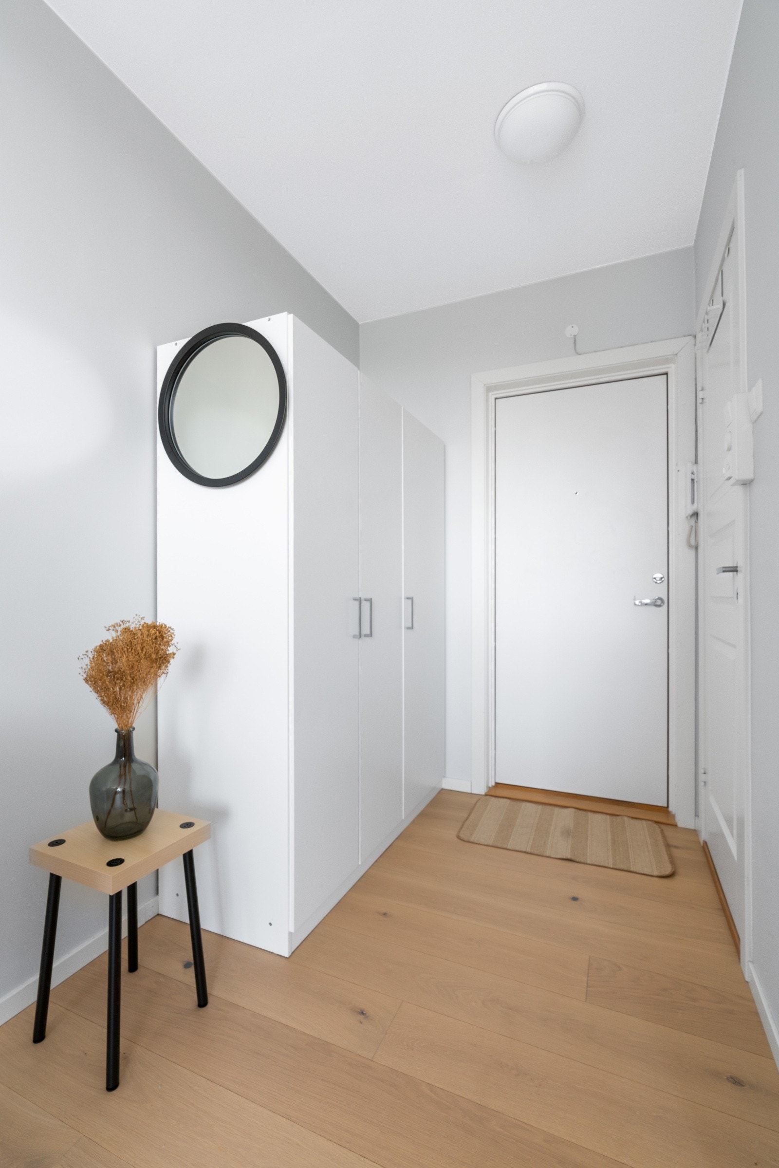 Lys entré med god plass til å henge fra seg jakken og sette skoene på plass. Galleribilde