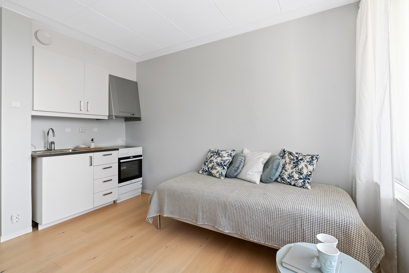 Det lyse kjøkkenet er enkelt og funksjonelt, med slette fronter og god utnyttelse av plassen. Galleribilde