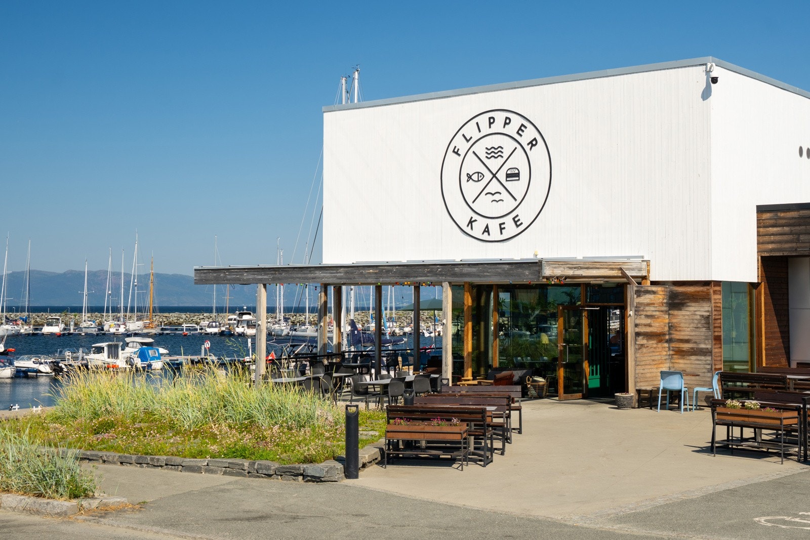 Med få minutters gange så kommer du til det folkelige spisestedet Flipper Kafé som ligger ytterst i marinaen. Galleribilde