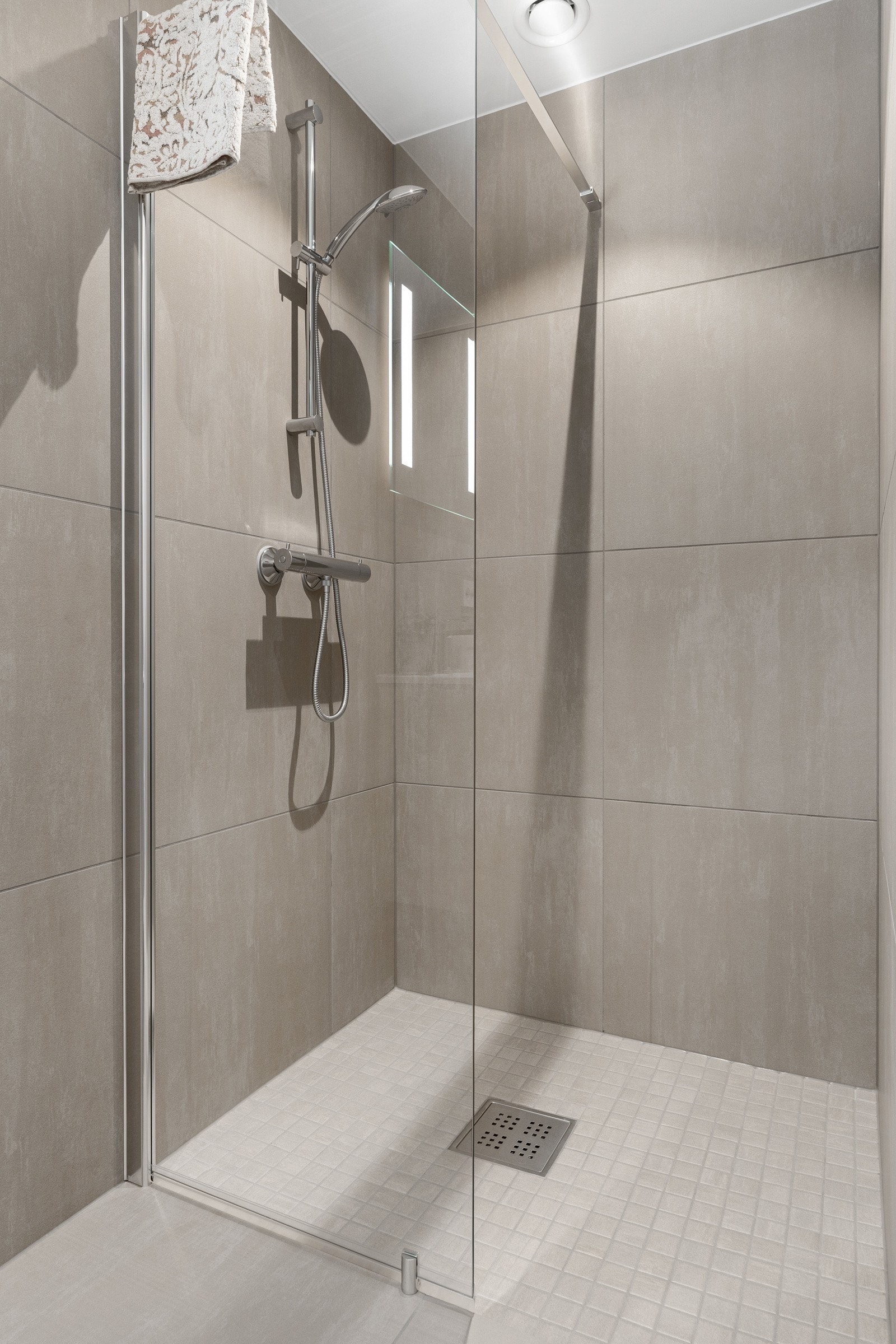 Her er det flislagt med lekre fliser på både vegger og gulv. Galleribilde