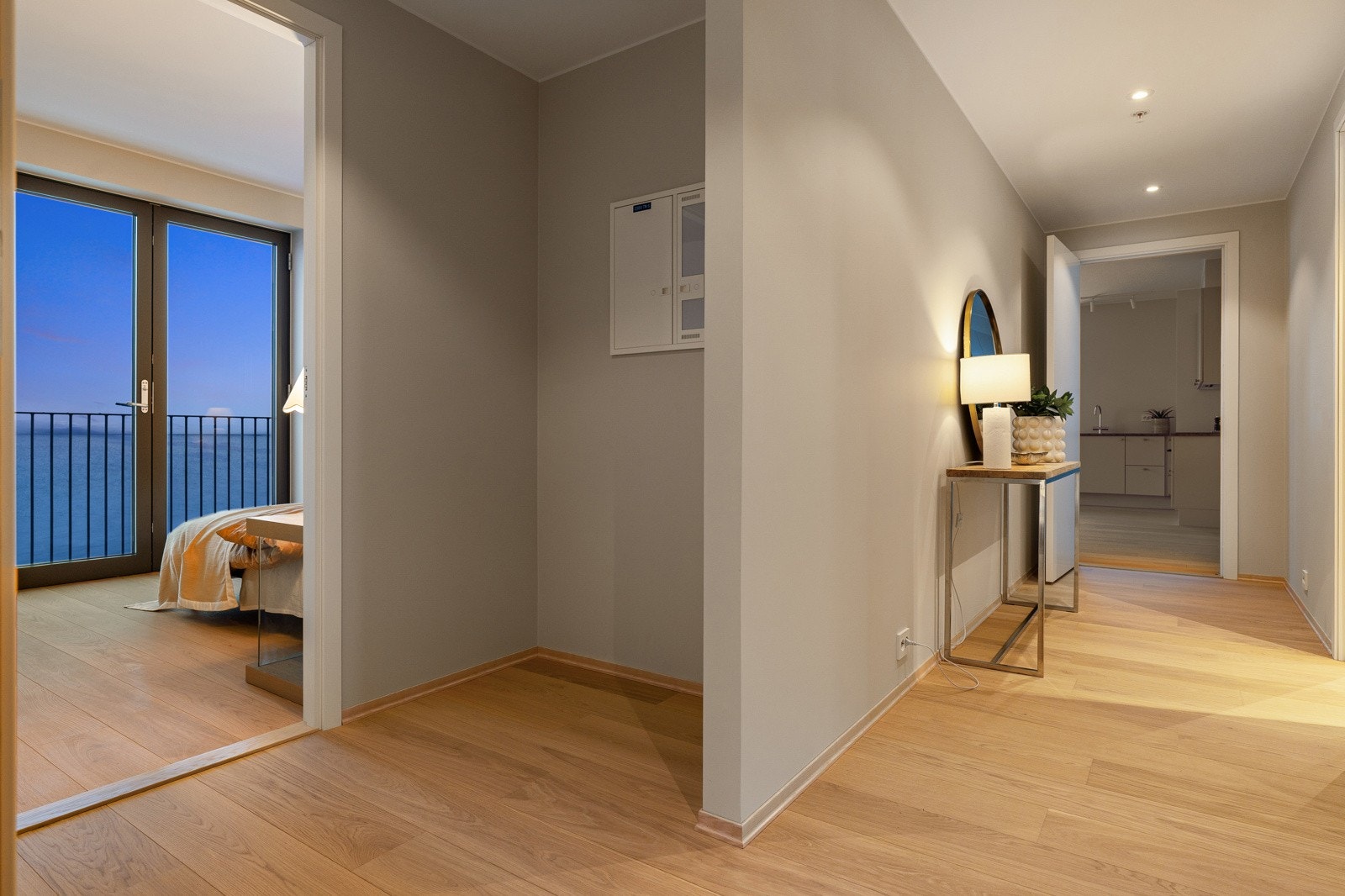 Når du trår inn i leiligheten, blir du møtt av en romslig entré. Her er det god plass til både garderobeløsninger og av- og påkledning, og de elegante downlightsene skaper et moderne og sofistikert førsteinntrykk. Galleribilde