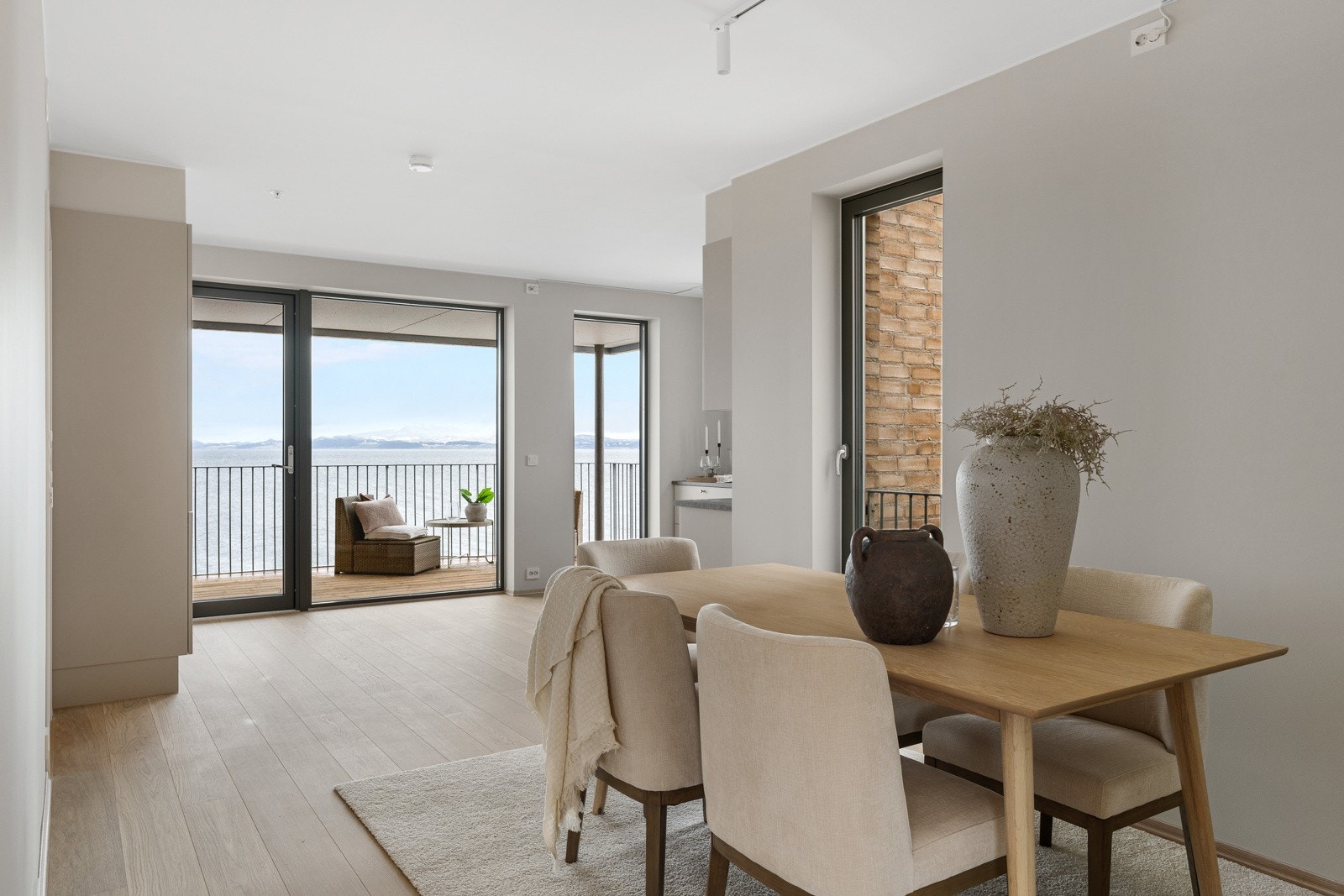 Mellom stue og kjøkken er det godt med plasss til spisebord. Galleribilde