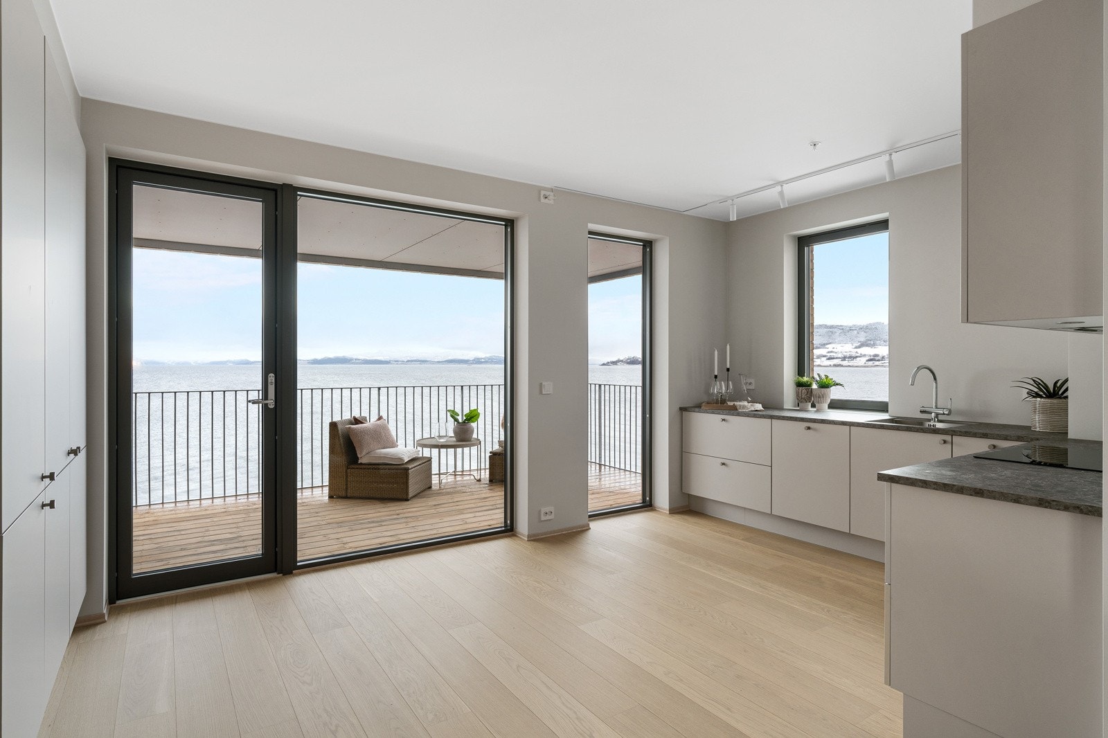 Her finner du blant annet integrert platetopp, stekeovn, samt kjøleskap, fryser og oppvaskmaskin skjult bak kjøkkenfronter. Ventilator er levert av RørosHetta. Galleribilde