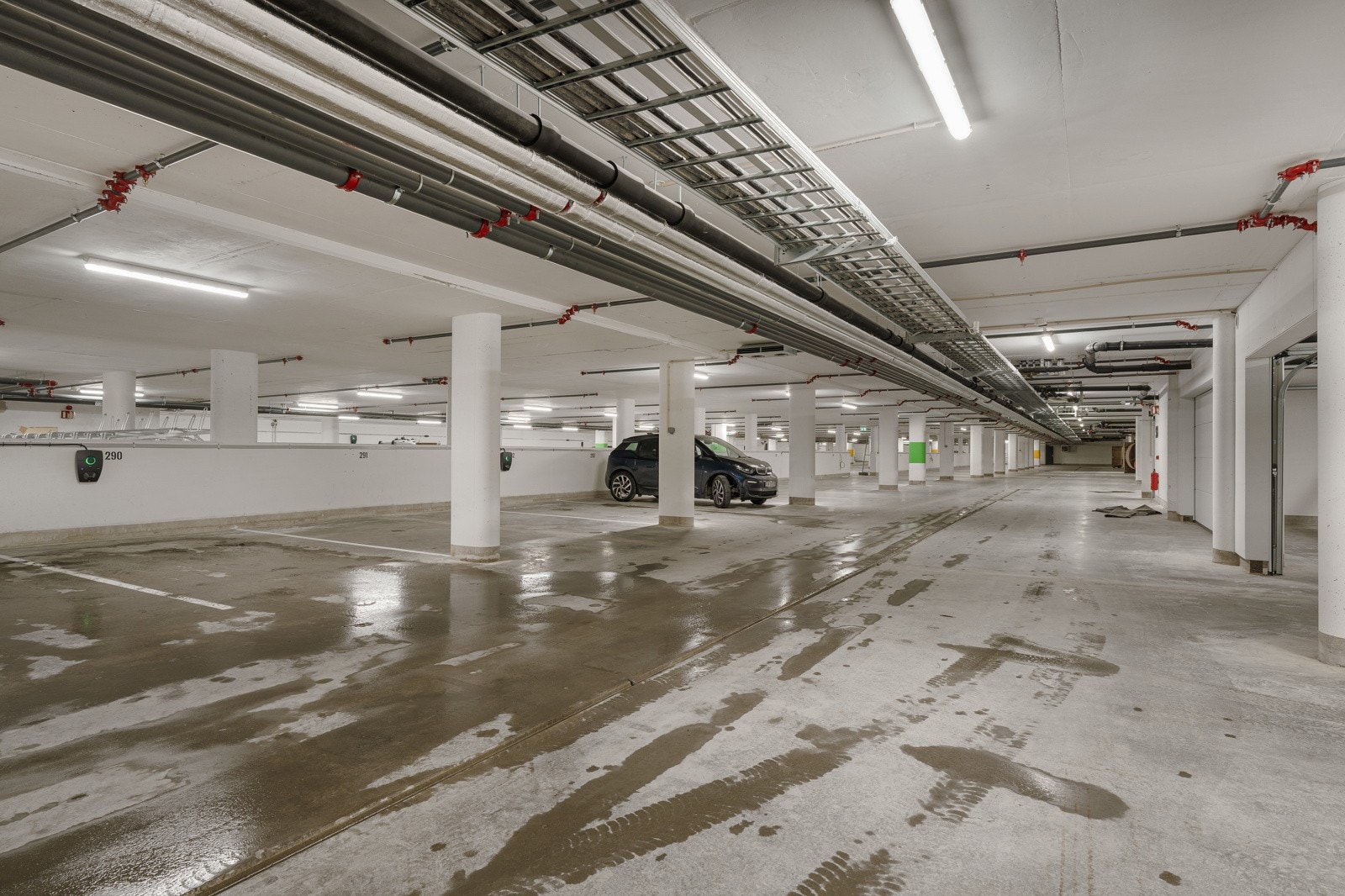 Leilighetens parkeringsplass har inngang fra boligblokken. Her kan man gå tørrskodd til bilen. Galleribilde