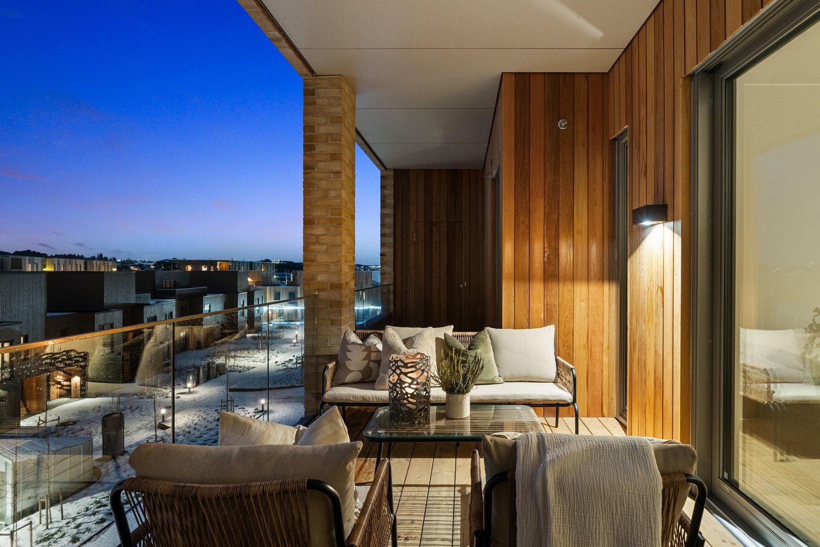 Balkongen kan enkelt innredes med utemøblement. Galleribilde