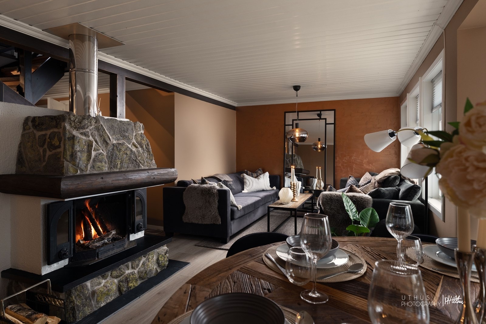 Hytten er malt i delikate og tidsriktige farger. Galleribilde