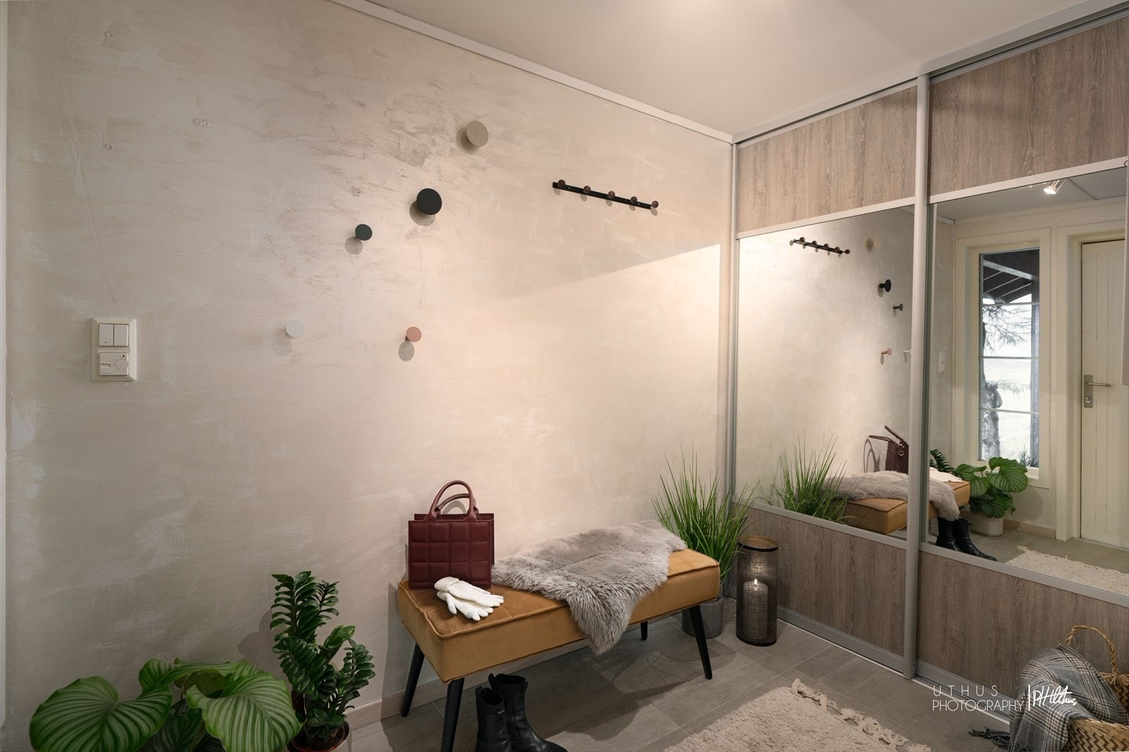 Velkommen inn! En lys og innbydende entré med god plass til sko og yttertøy. Galleribilde