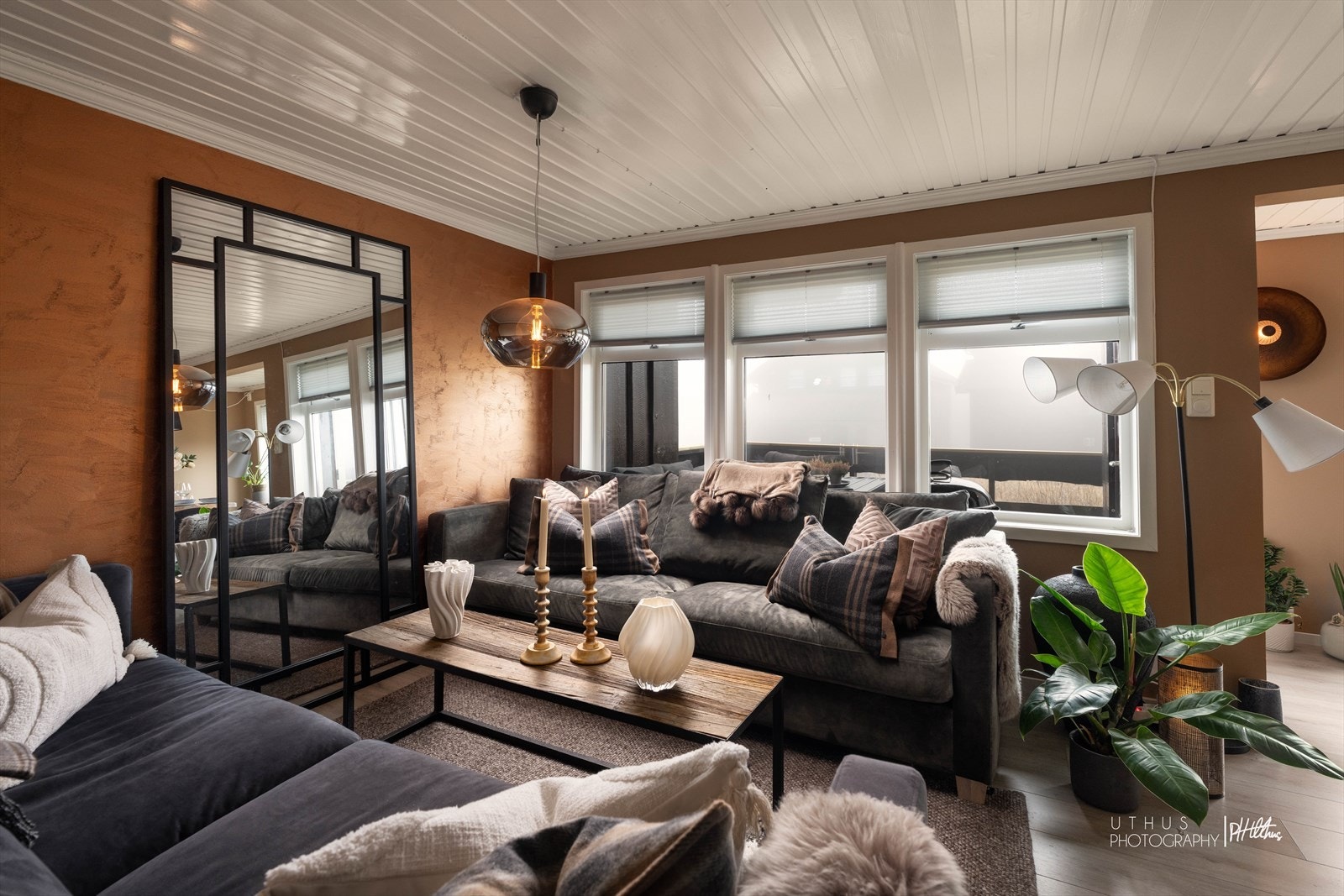 God plass til sofagruppe med tilhørende møblement. Galleribilde