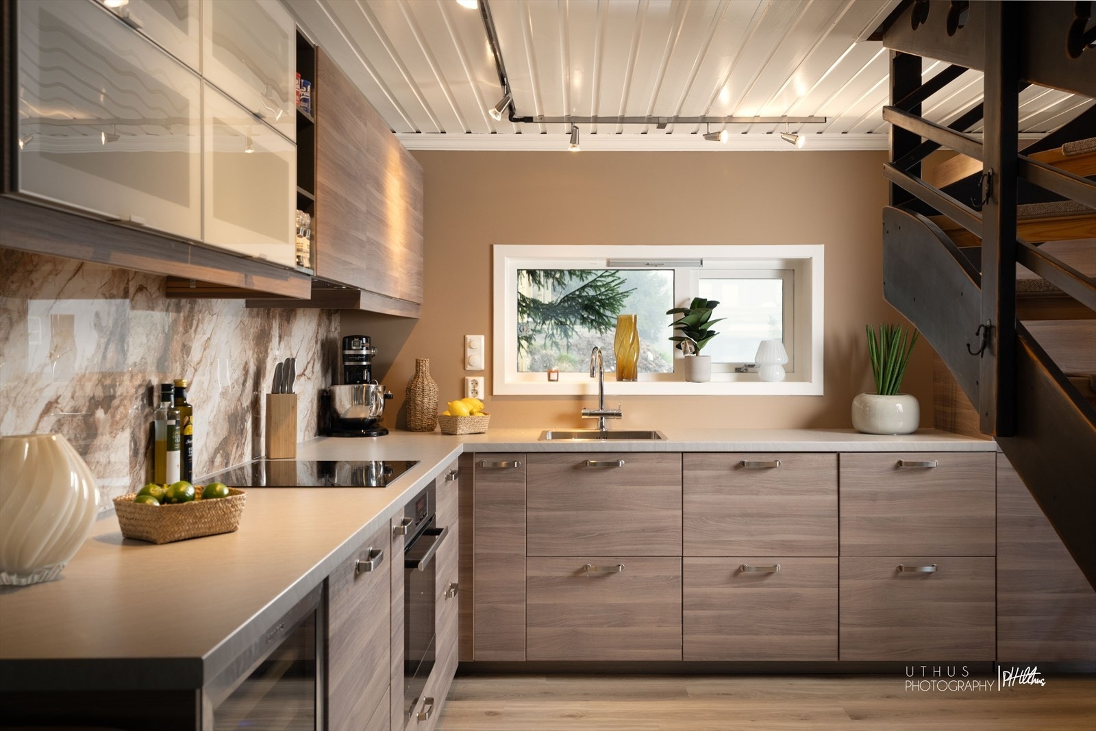 Kjøkken fra 2014/15 med åpen løsning mot stuen. Galleribilde