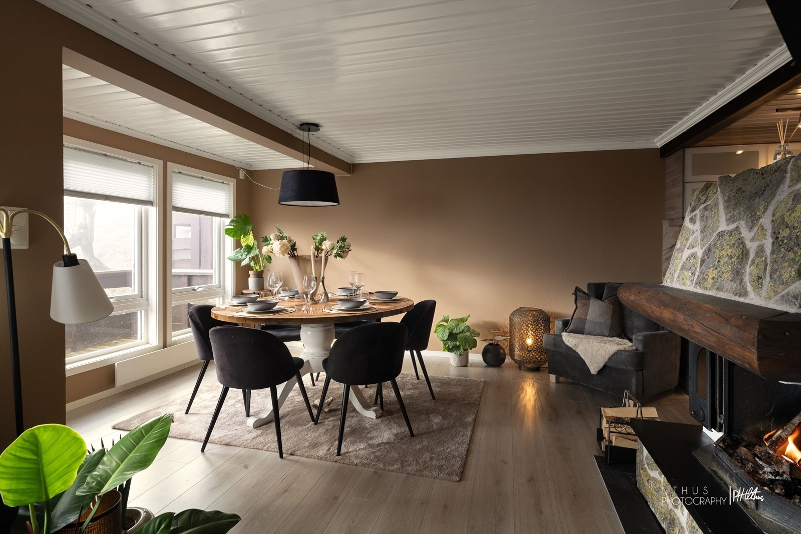 Store vindusflater som gir rikelig med luft og lys. Galleribilde