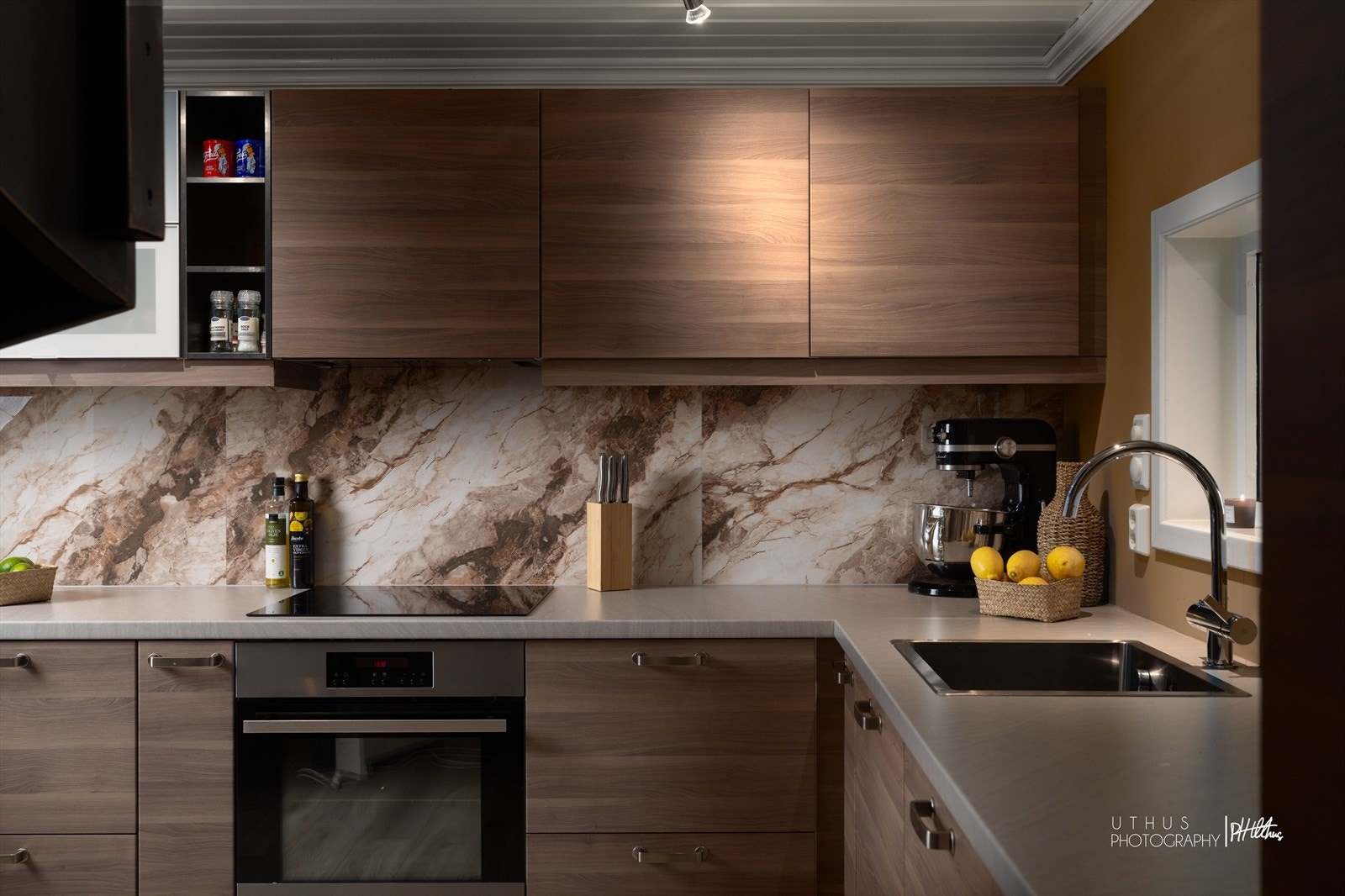 Det er integrerte hvitevarer, herunder kjøl/fryseskap, vinskap, oppvaskmaskin og stekeovn. Det er kjøkkenventilator med avtrekk ut. Galleribilde