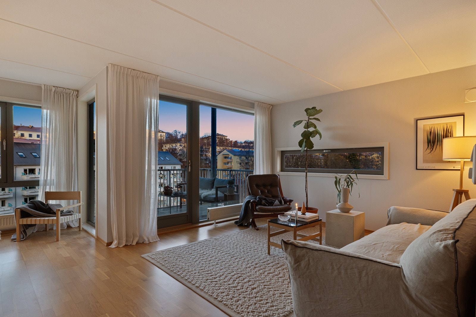 Her er det god plass til både stor sofagruppe, stuebord og øvrig møblement Galleribilde