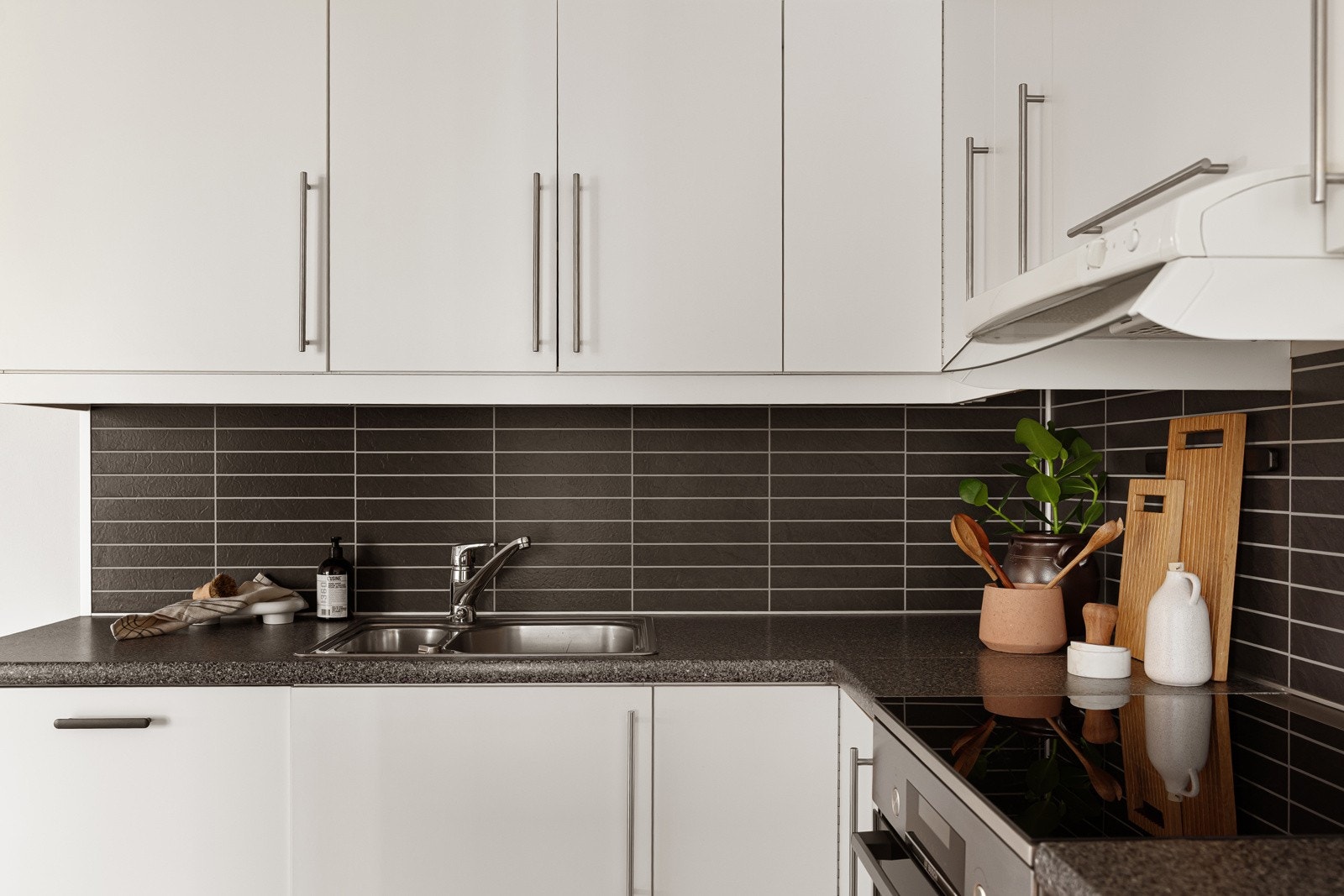 Hvitevarer som ny komfyr fra 2025, ny oppvaskmaskin fra 2024 og kjøleskap med fryser følger med. Galleribilde