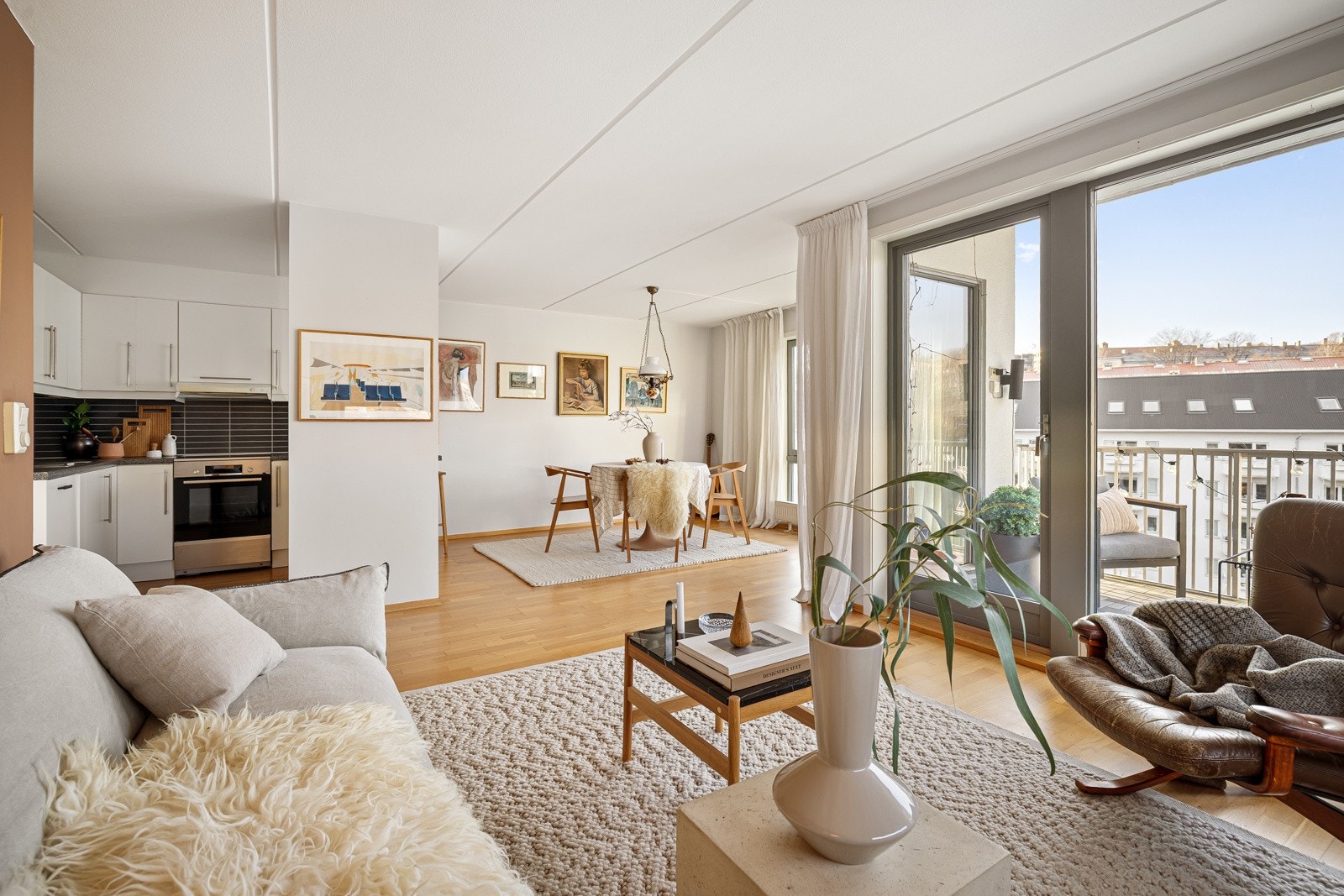 Fra stuen kommer du ut til en luftig vestvendt balkong på ca. 7 kvm Galleribilde