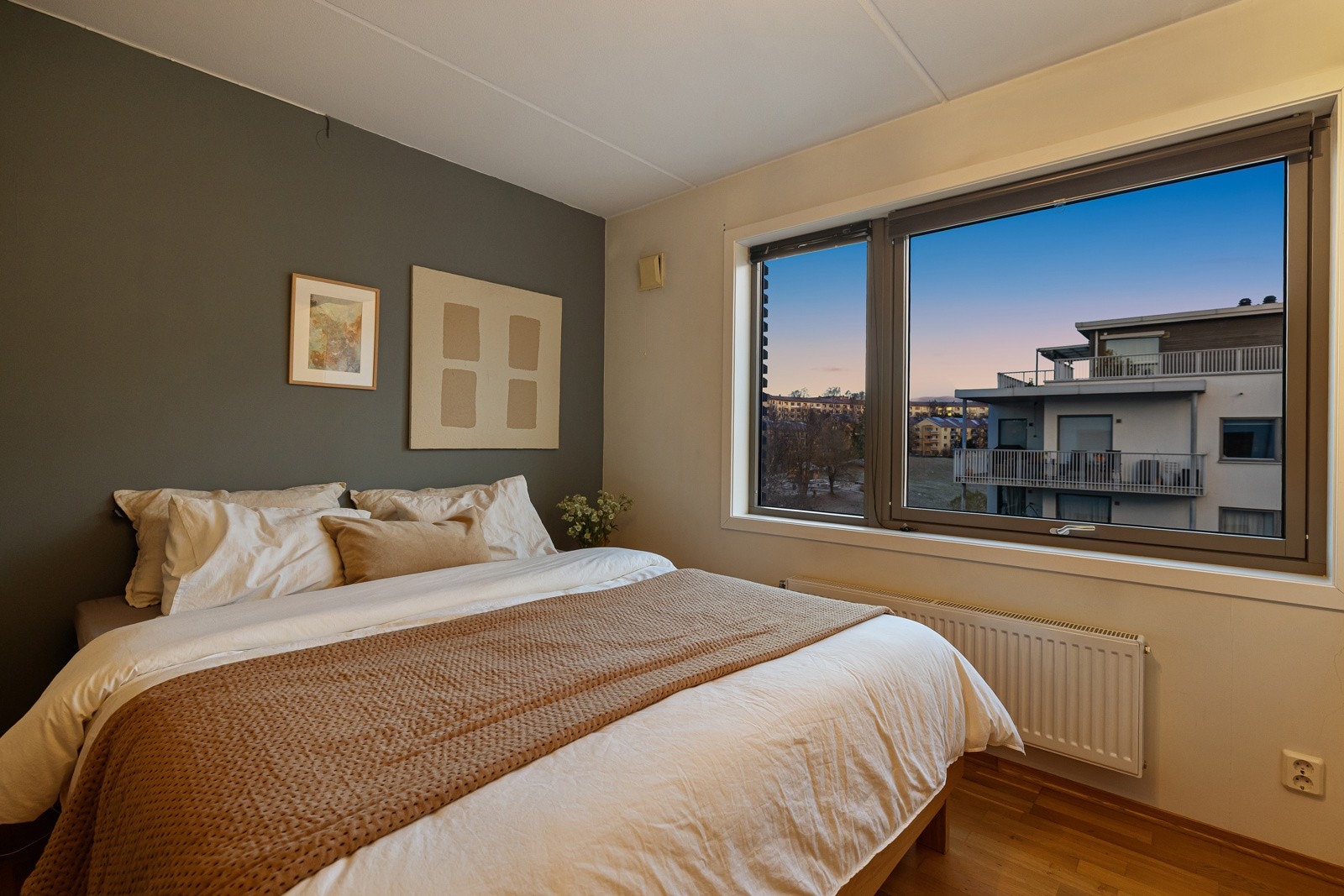 Leiligheten byr også på 2 romslige soverom, der hovedsoverommet har god plass til dobbeltseng og tilhørende skap for lagring av hva en selv ønsker. Galleribilde