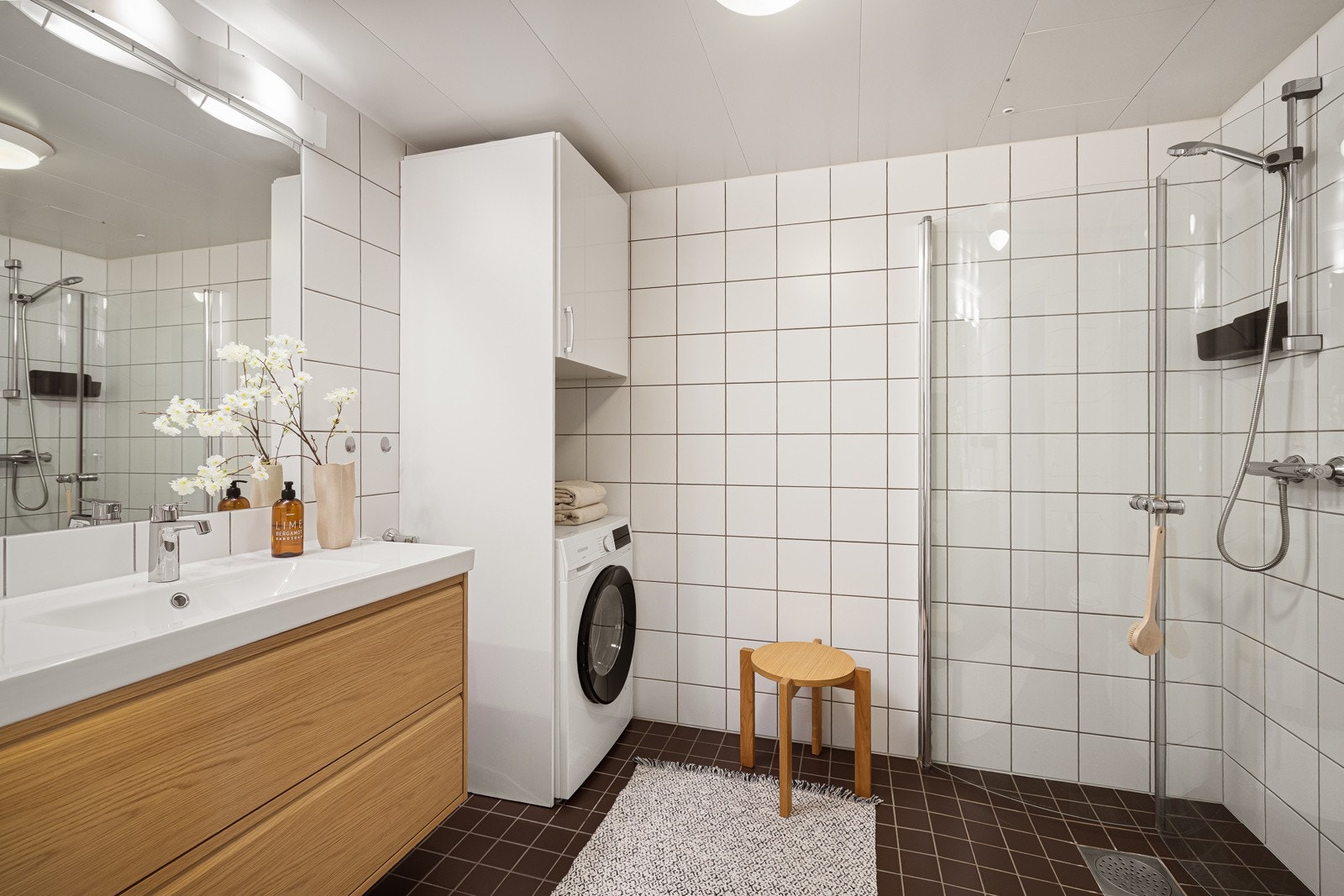 Boligen byr på to delikate, flislagte bad med behagelige varmekabler. Hovedbadet har opplegg for vaskemaskin. Galleribilde