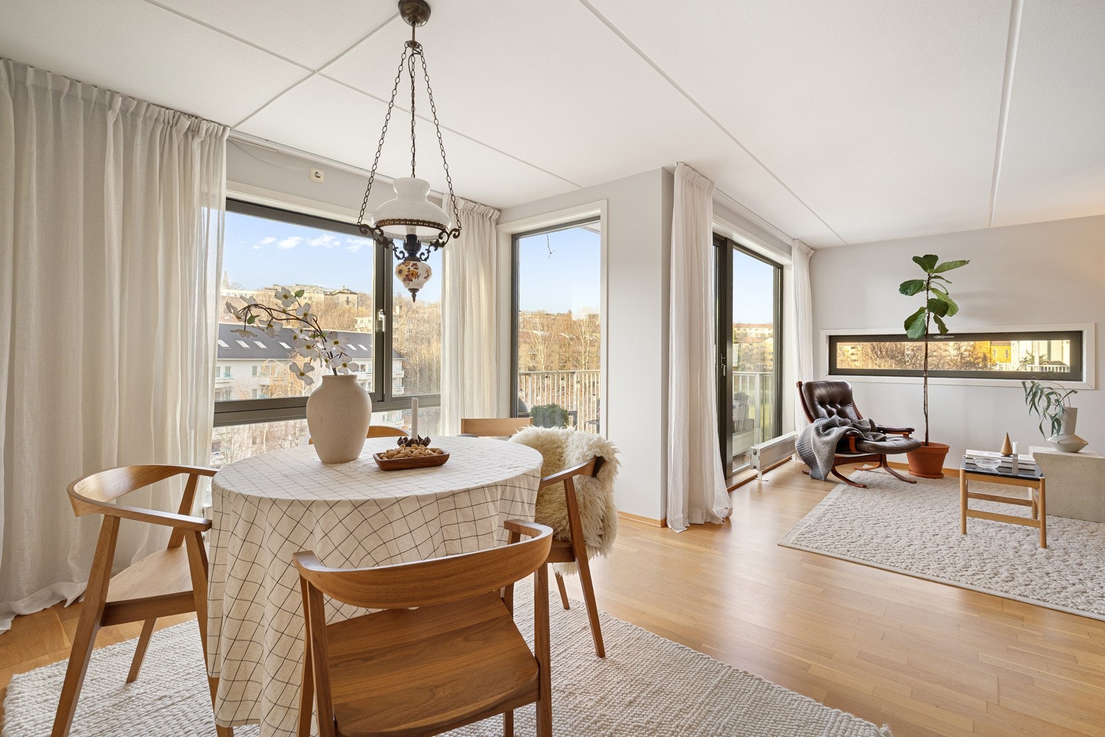 De store vinduene gir godt med lysinnslipp samtidig som det er en fantastisk utsikt. Galleribilde