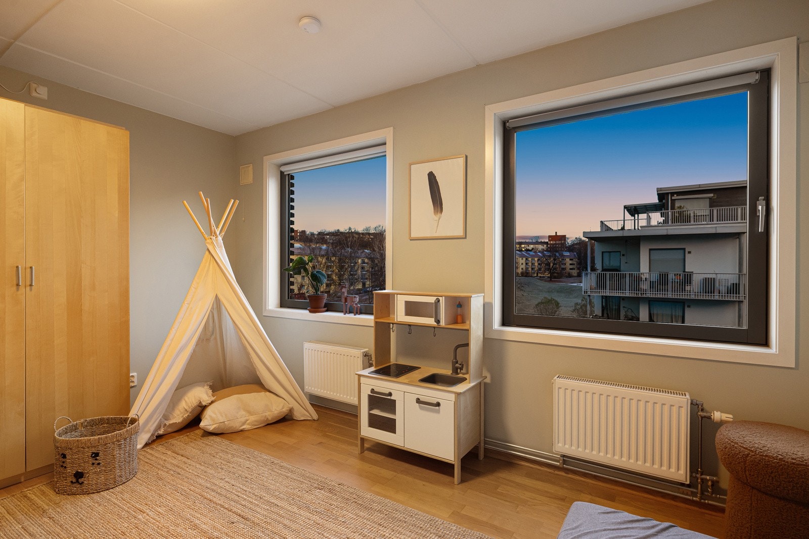 Det er godt med lysinnslipp også her, samtidig er det en utrolig behagelig kveldsro her. Galleribilde