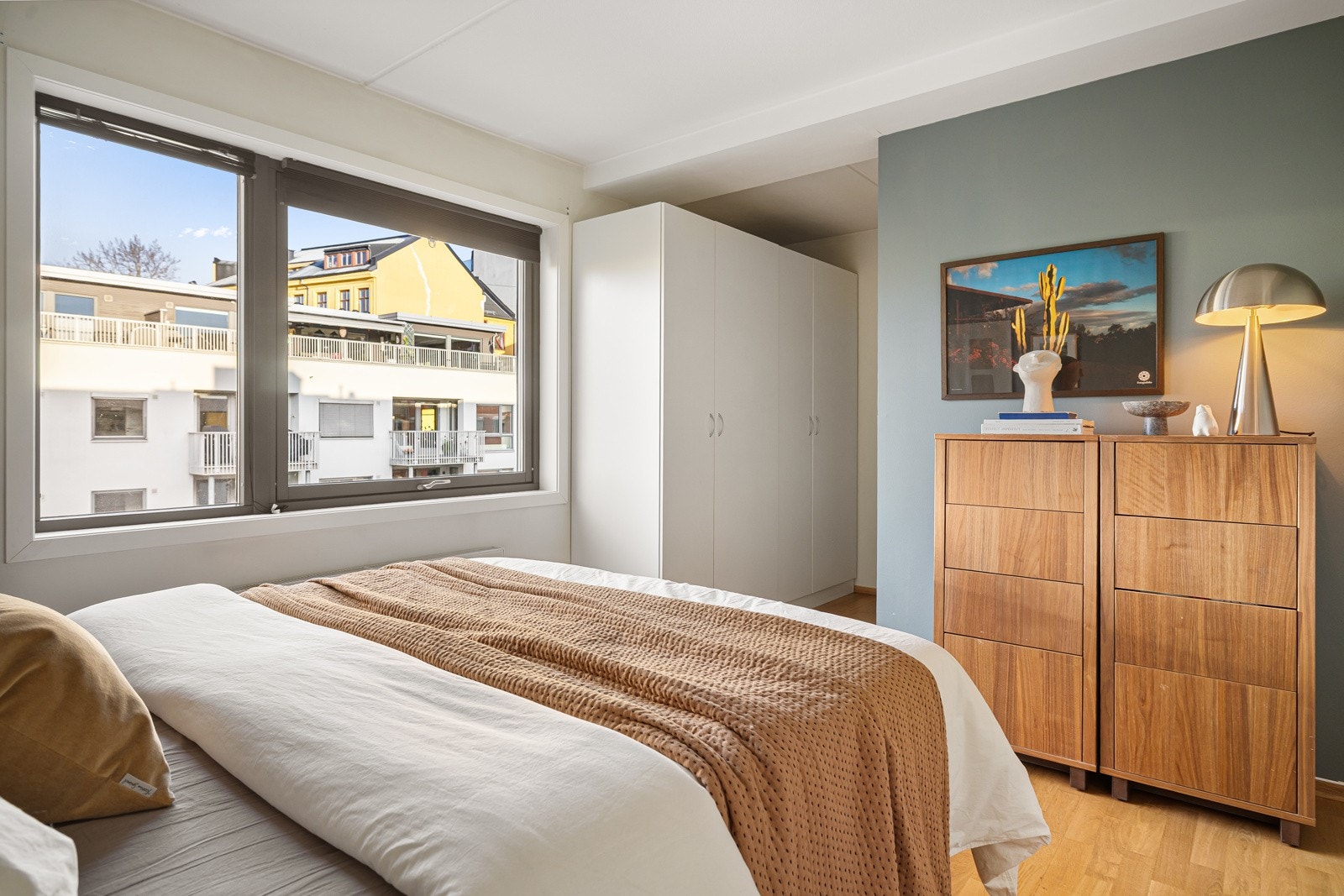 Det er god plass til skyvedørsgarderobe-løsning i tillegg til gulvskap. Galleribilde