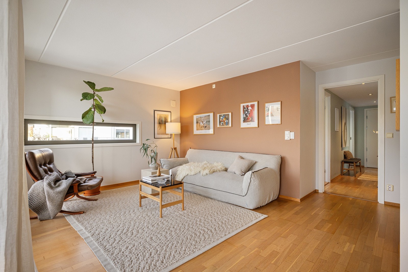 Fra entréen kommer man inn i leilighetens naturlige samlingspunkt- stuen. Galleribilde