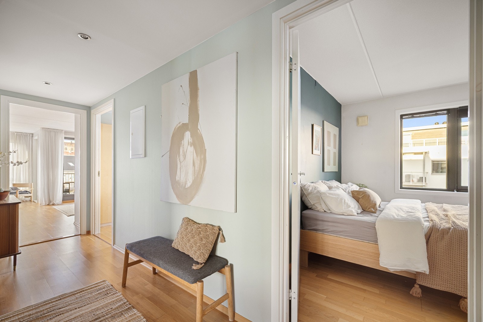 Her finner du også veggmontert callinganlegg med døråpner Galleribilde