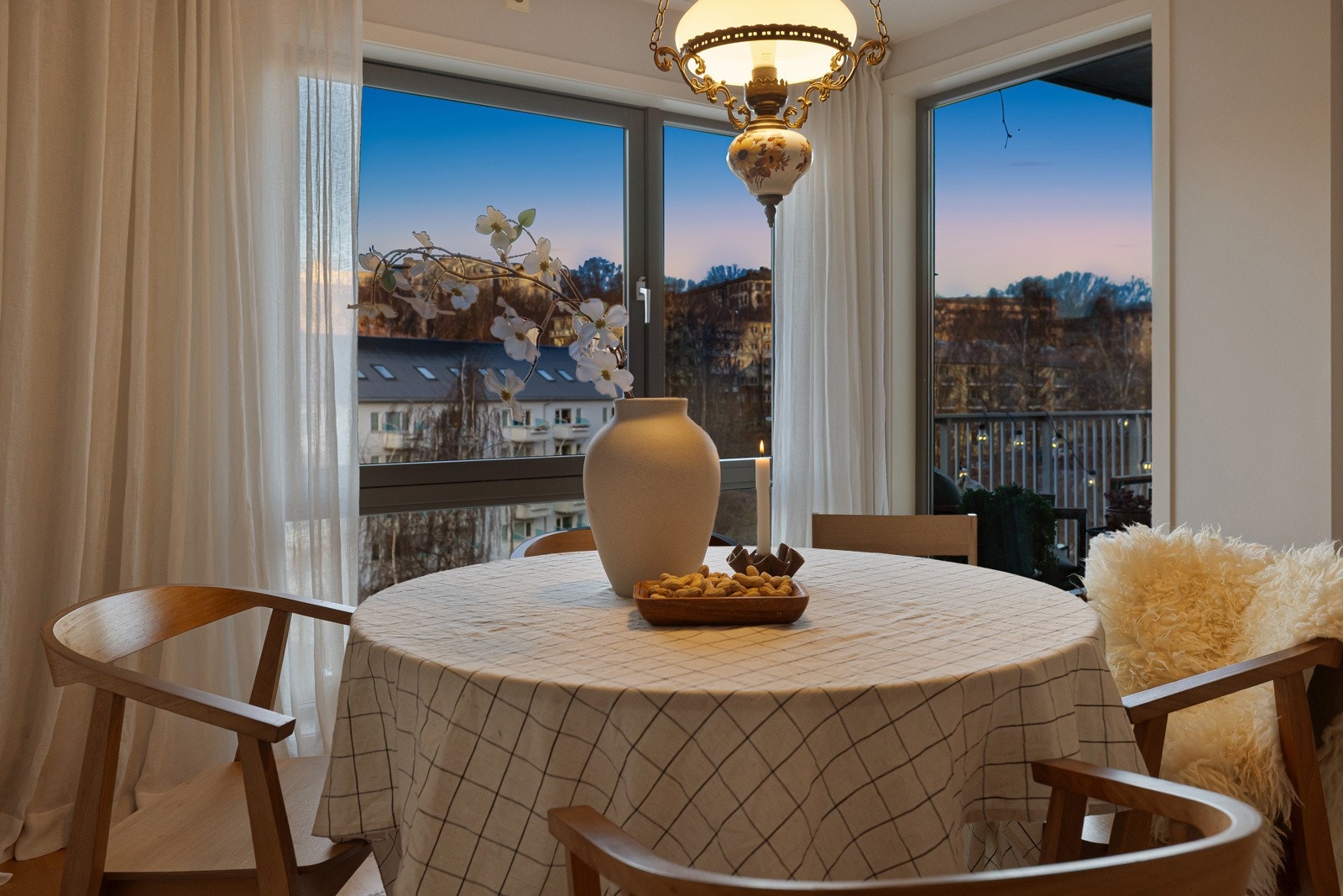 Det skapes en helt egen sfære i et middagsselskap når dette er utsikten man har. Galleribilde