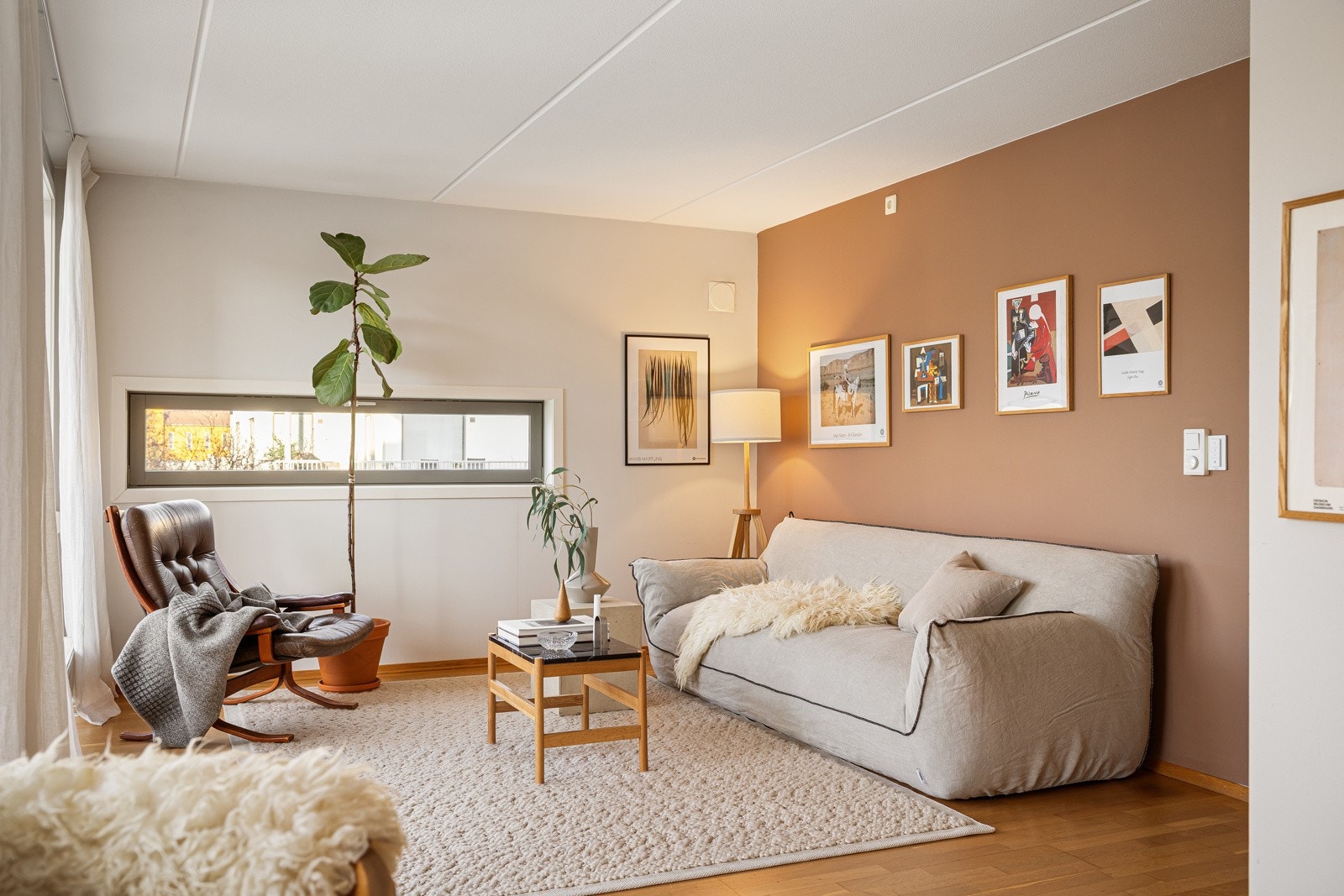 Her kan man enkelt innrede som man selv ønsker. Med sofa, stuebord og godstol som inspirasjon på bildet. Galleribilde